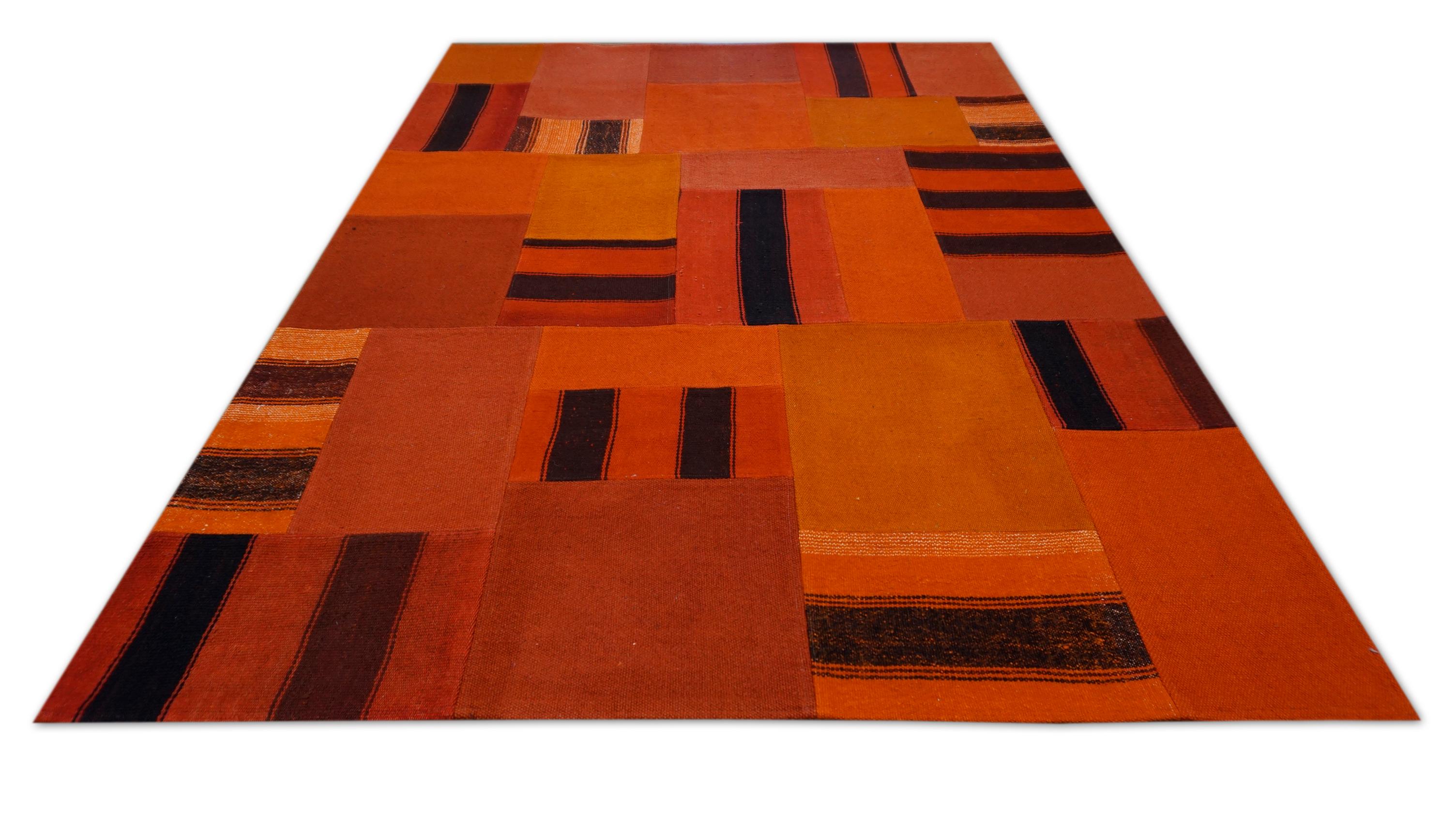 Moderno Tappeto moderno in lana patchwork a righe nere e arancione brillante 5'x7'1'' in vendita