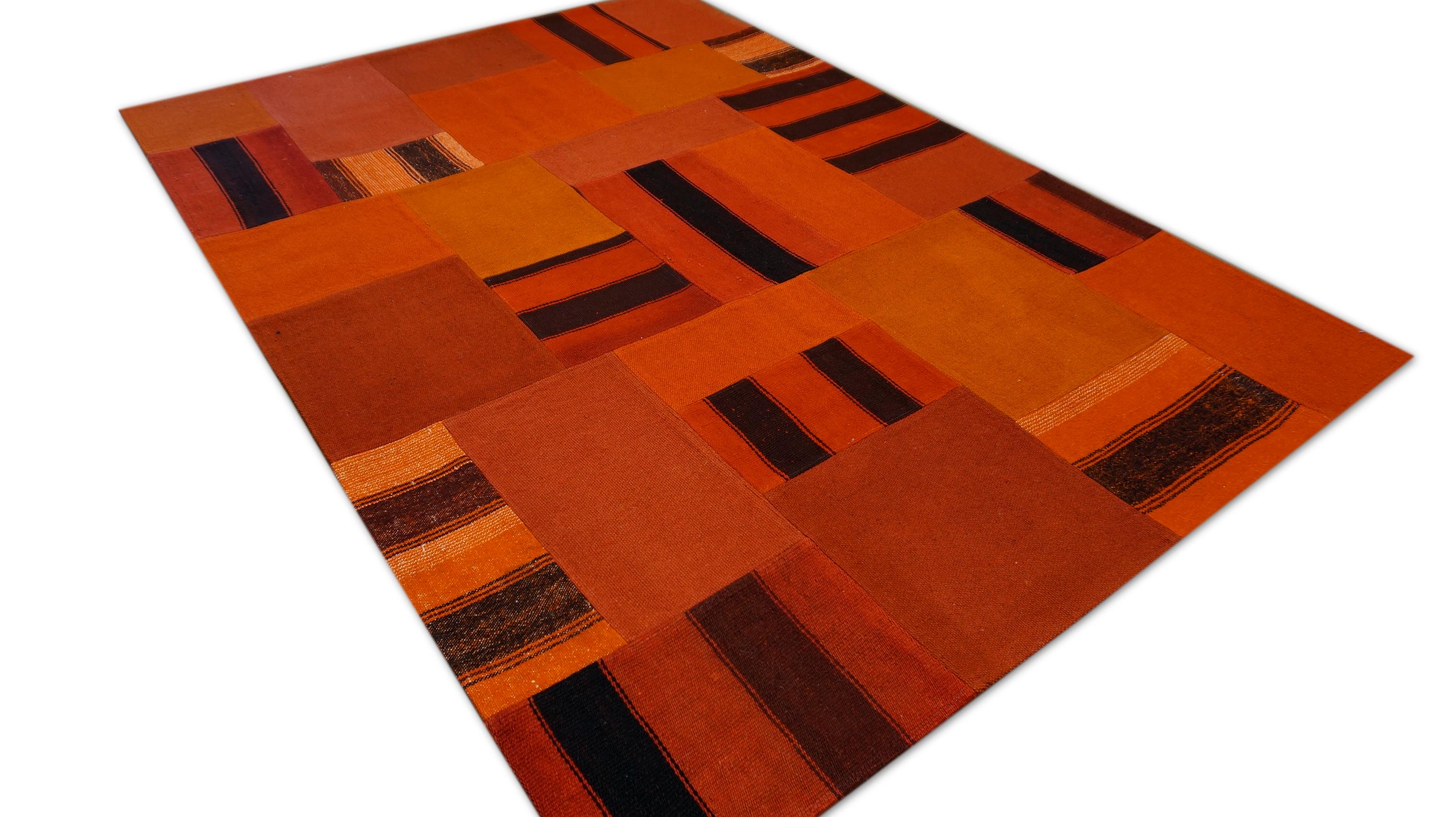 Tessuto a mano Tappeto moderno in lana patchwork a righe nere e arancione brillante 5'x7'1'' in vendita