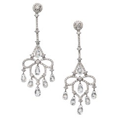 Boucles d'oreilles en goutte modernes en or blanc et diamants taille briolette de 7.23 carats