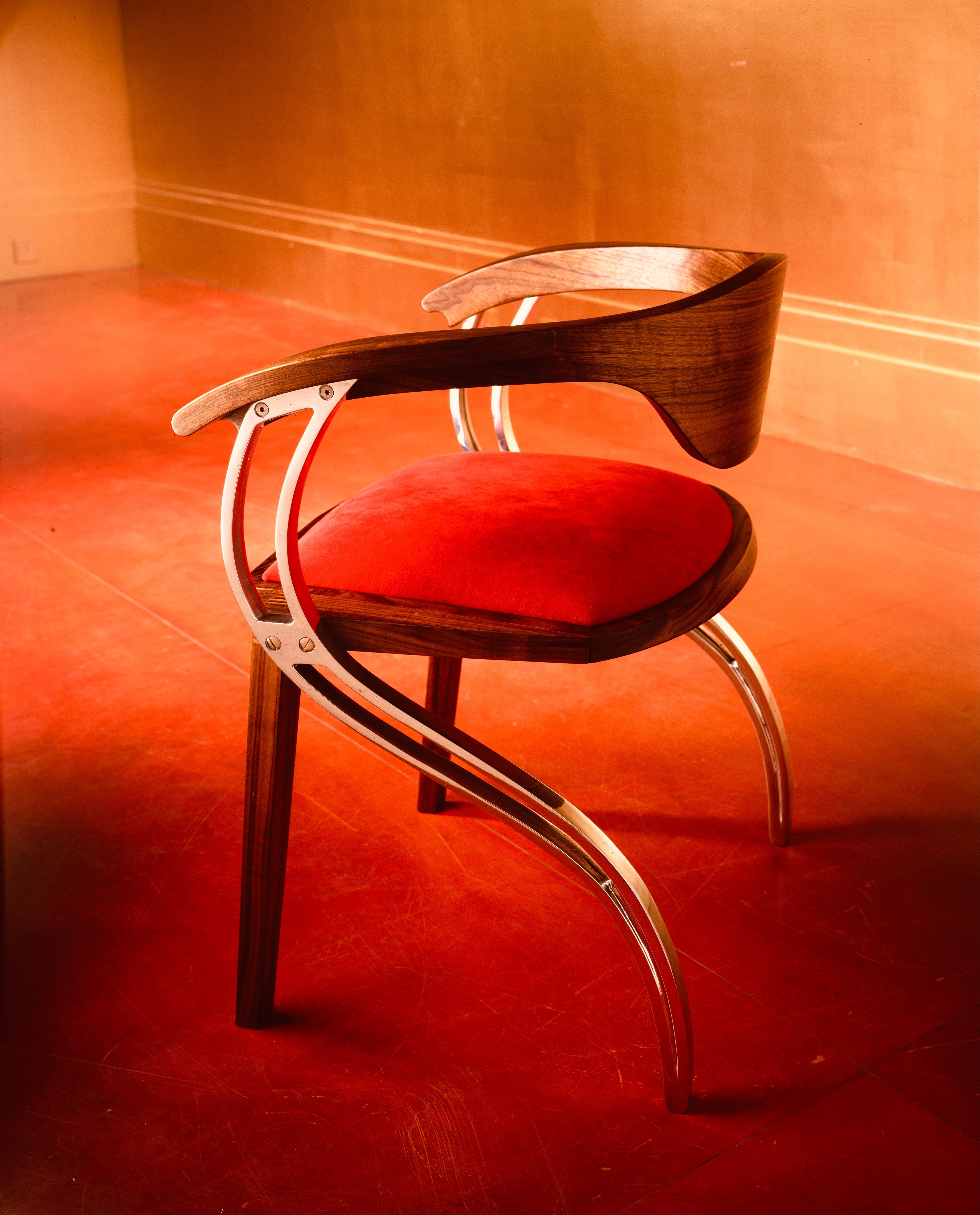 Moderne Chaise de salle à manger contemporaine en noyer et aluminium tapissée d'Alcantara rouge en vente
