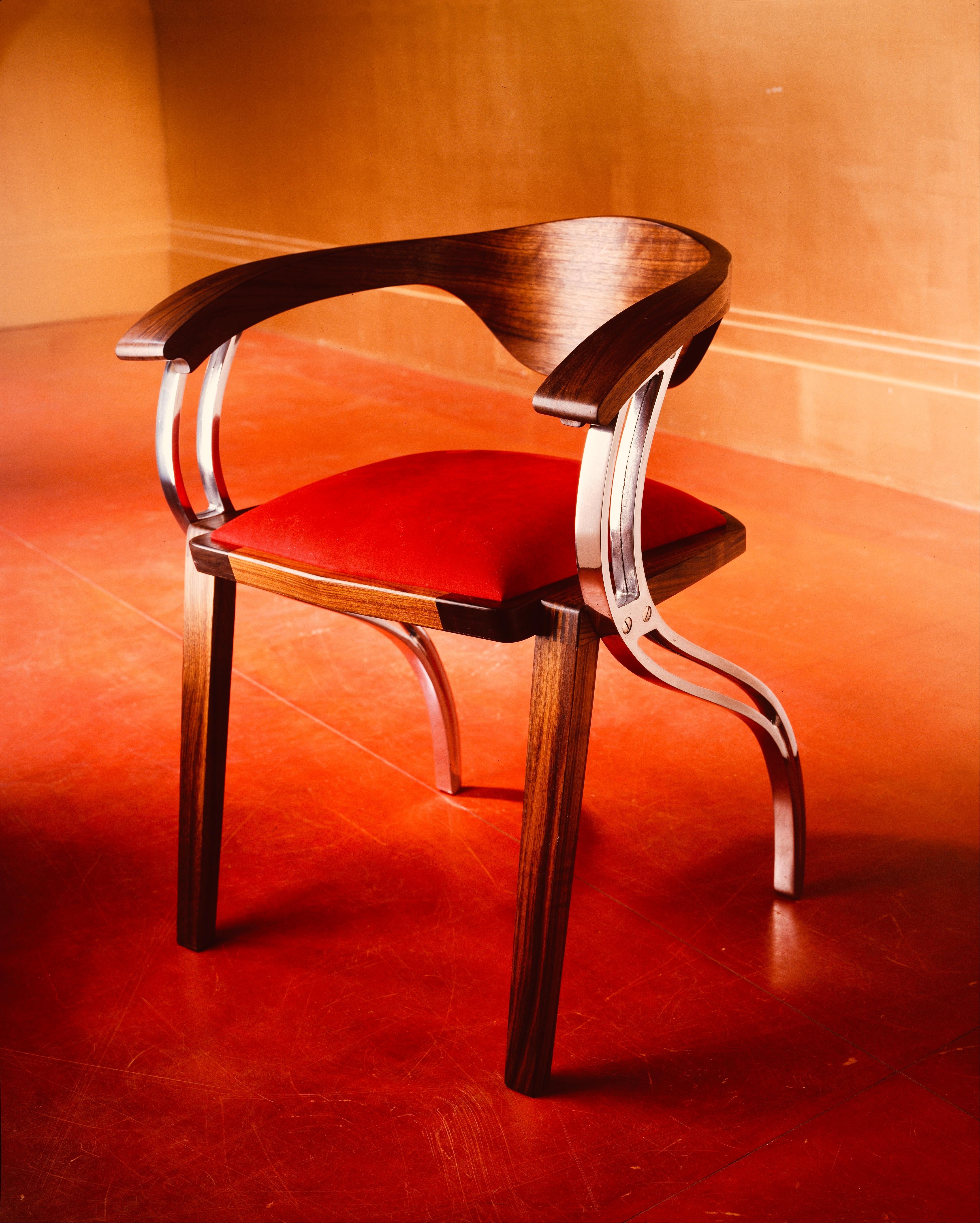 Anglais Chaise de salle à manger contemporaine en noyer et aluminium tapissée d'Alcantara rouge en vente