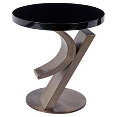 Mesa auxiliar moderna de bronce y laca diseñada por Greg Sheres.  Ahora en stock.
