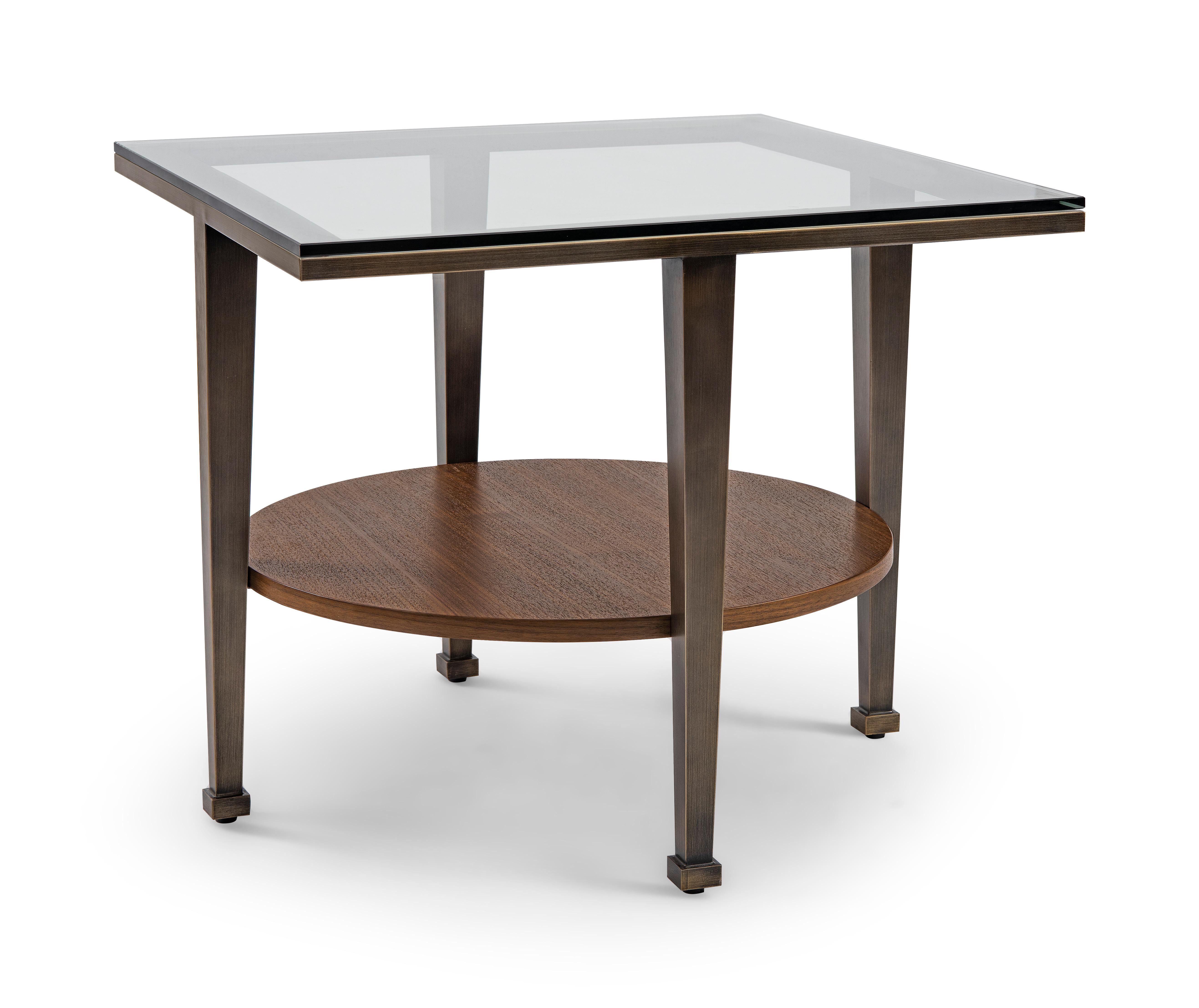 Table d'appoint moderne en bronze et noyer avec plateau en verre conçue par Greg Sheres.  En stock.
La table de lampe 