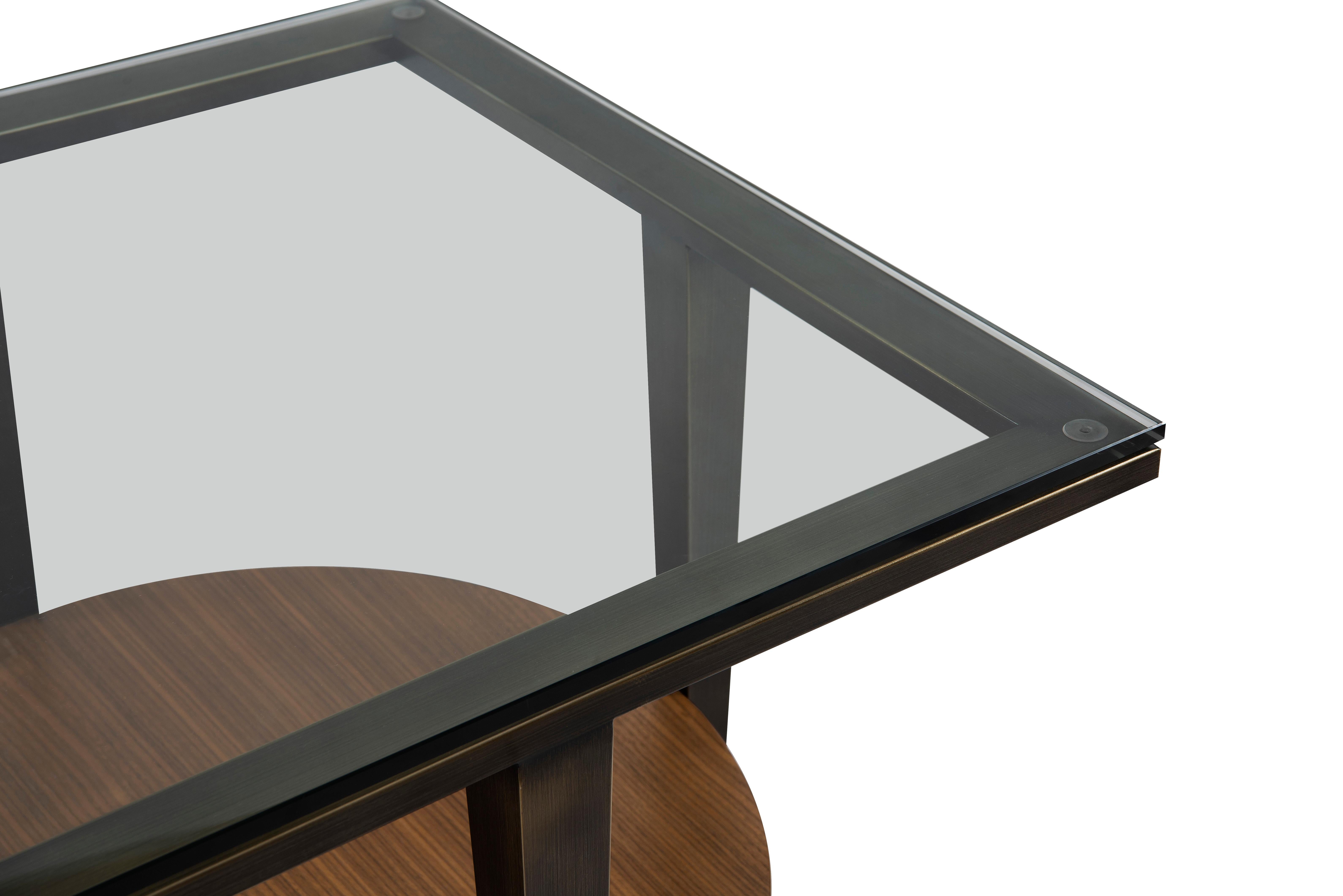 Moderne Table d'appoint moderne en bronze et noyer avec plateau en verre conçue par Greg Sheres. en vente