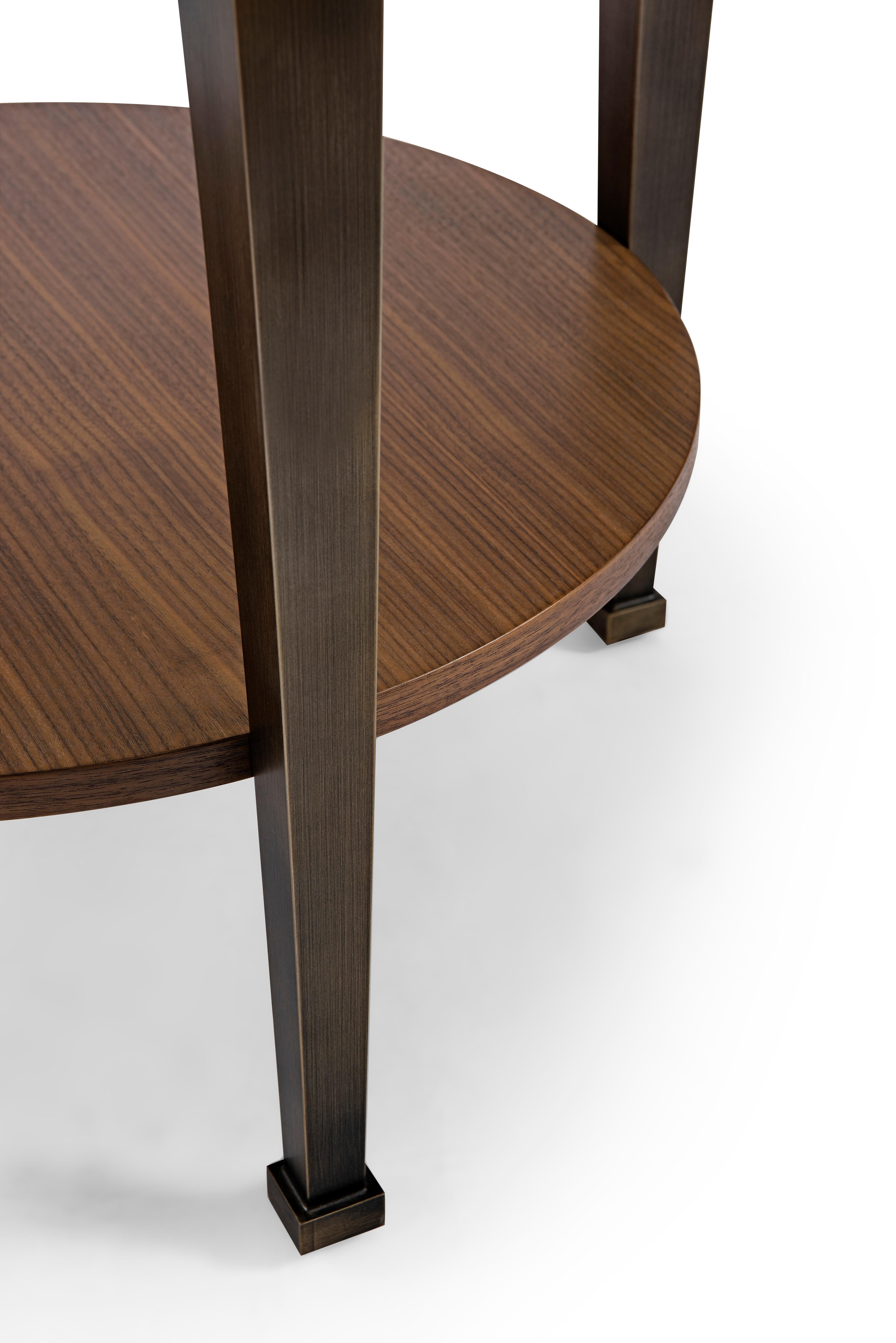 Chinois Table d'appoint moderne en bronze et noyer avec plateau en verre conçue par Greg Sheres. en vente