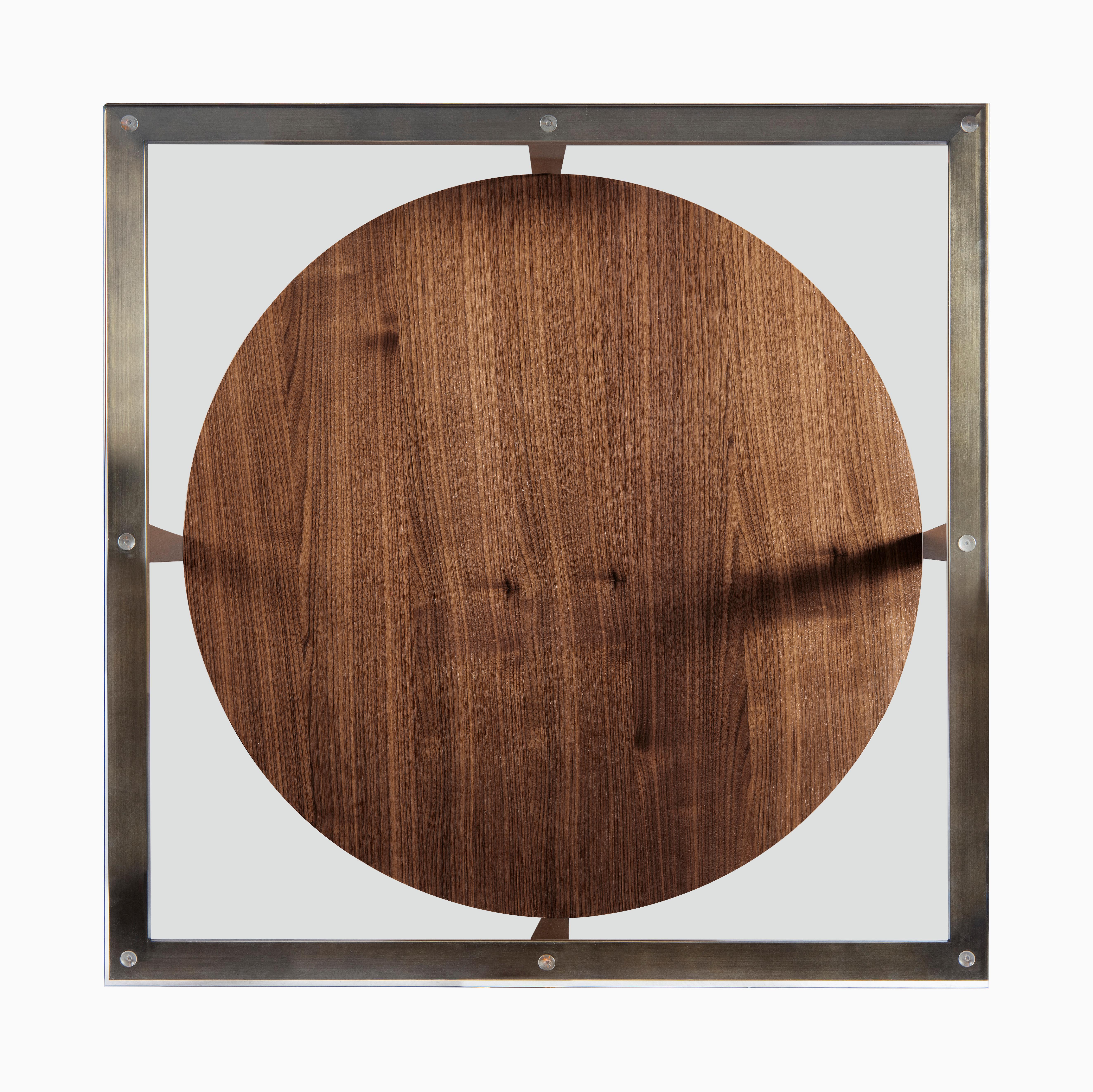 Effet bronze Table d'appoint moderne en bronze et noyer avec plateau en verre conçue par Greg Sheres. en vente