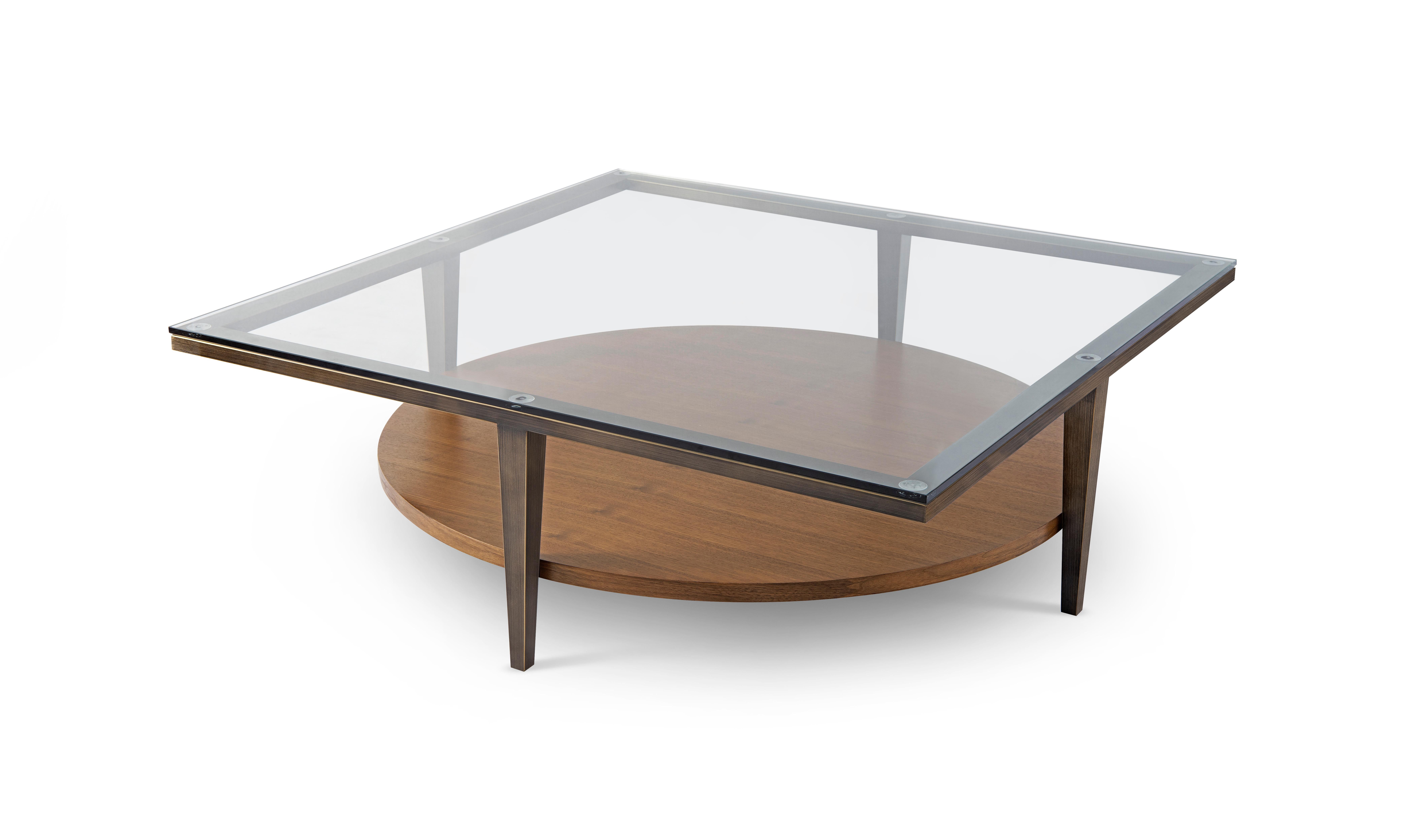 Chinois Table de cocktail moderne en bronze avec plateau en verre conçue par Greg Sheres.  En stock. en vente