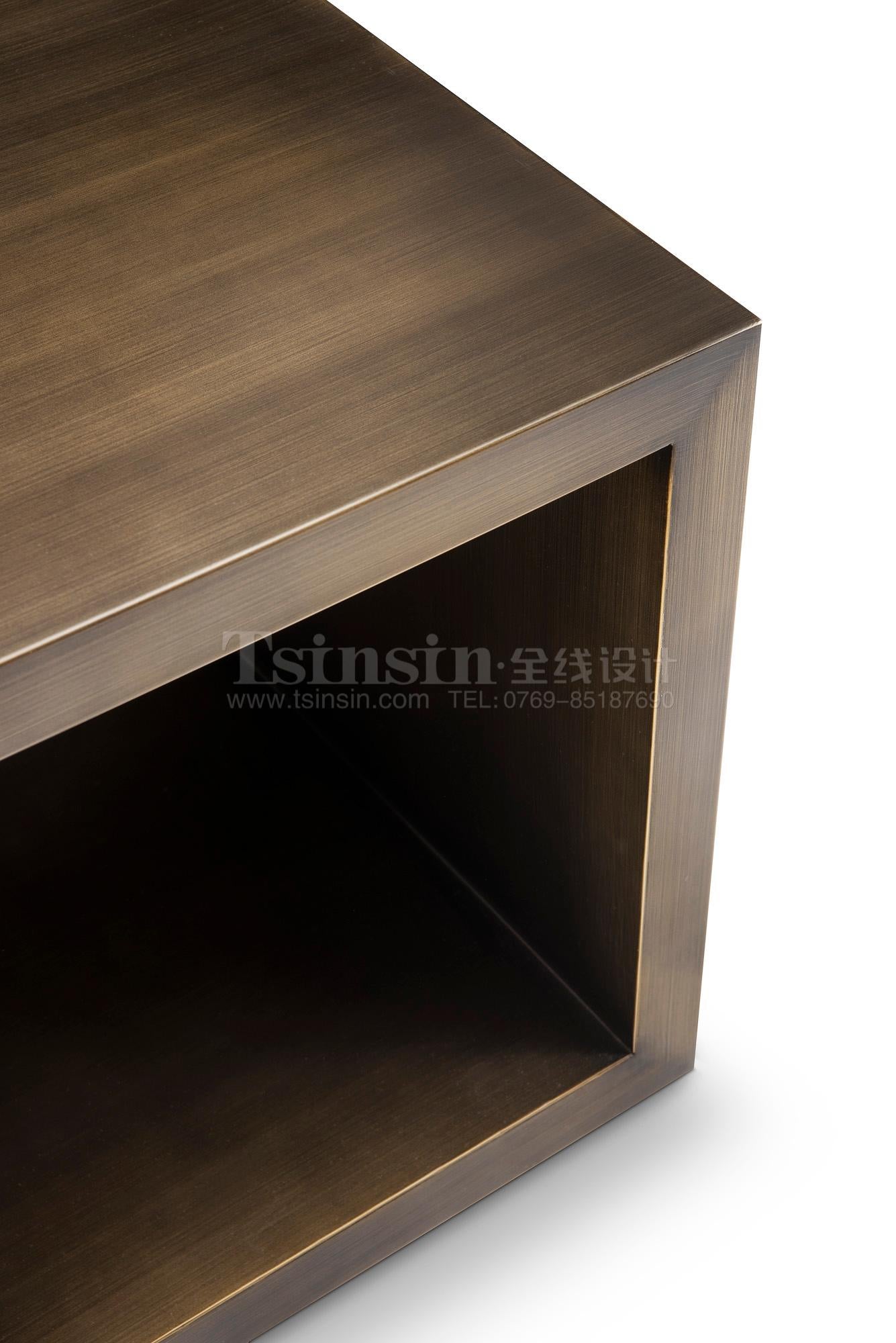 Moderne Table de cocktail moderne en bronze avec étagère conçue par Greg Sheres.  En stock. en vente
