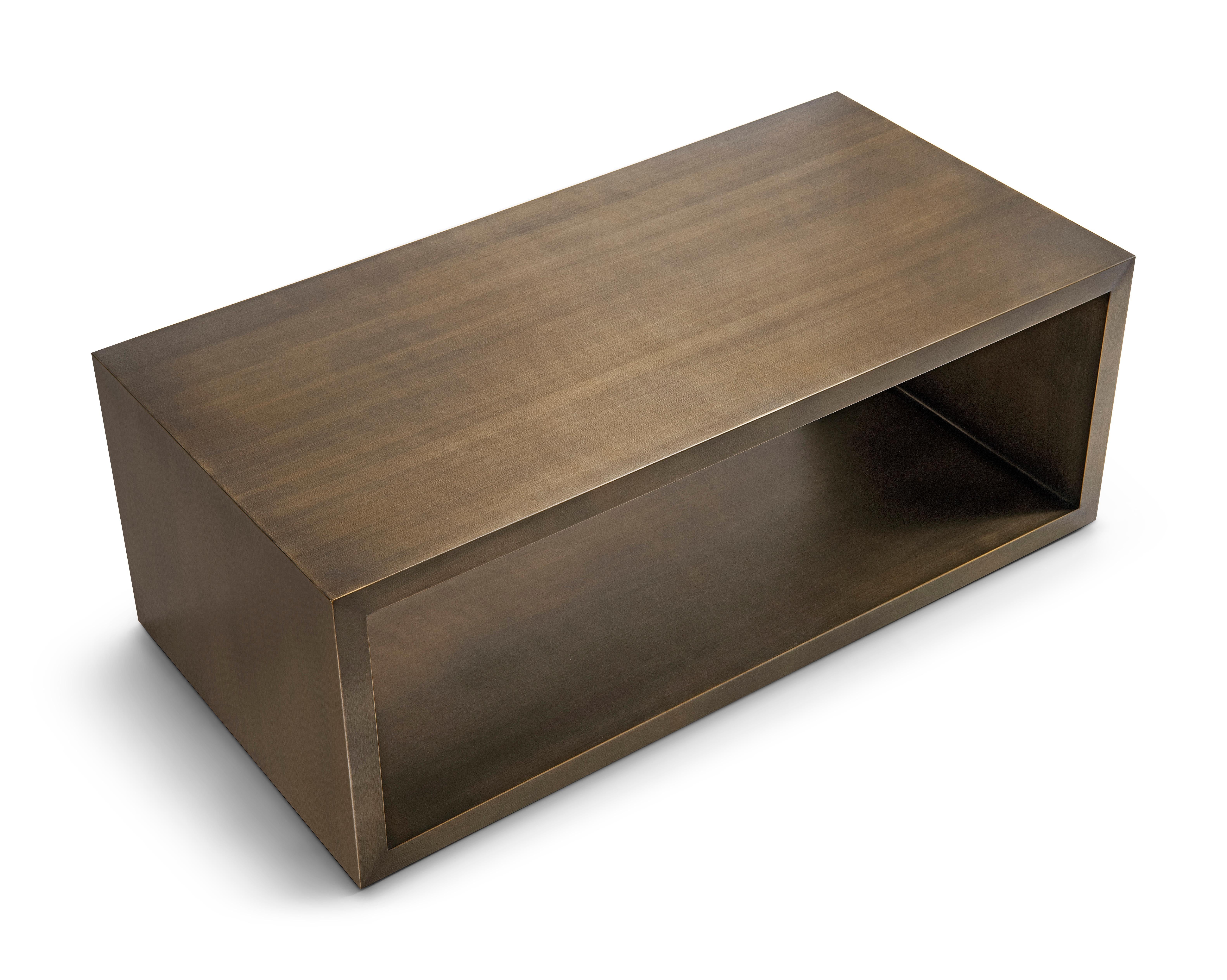 Chinois Table de cocktail moderne en bronze avec étagère conçue par Greg Sheres.  En stock. en vente