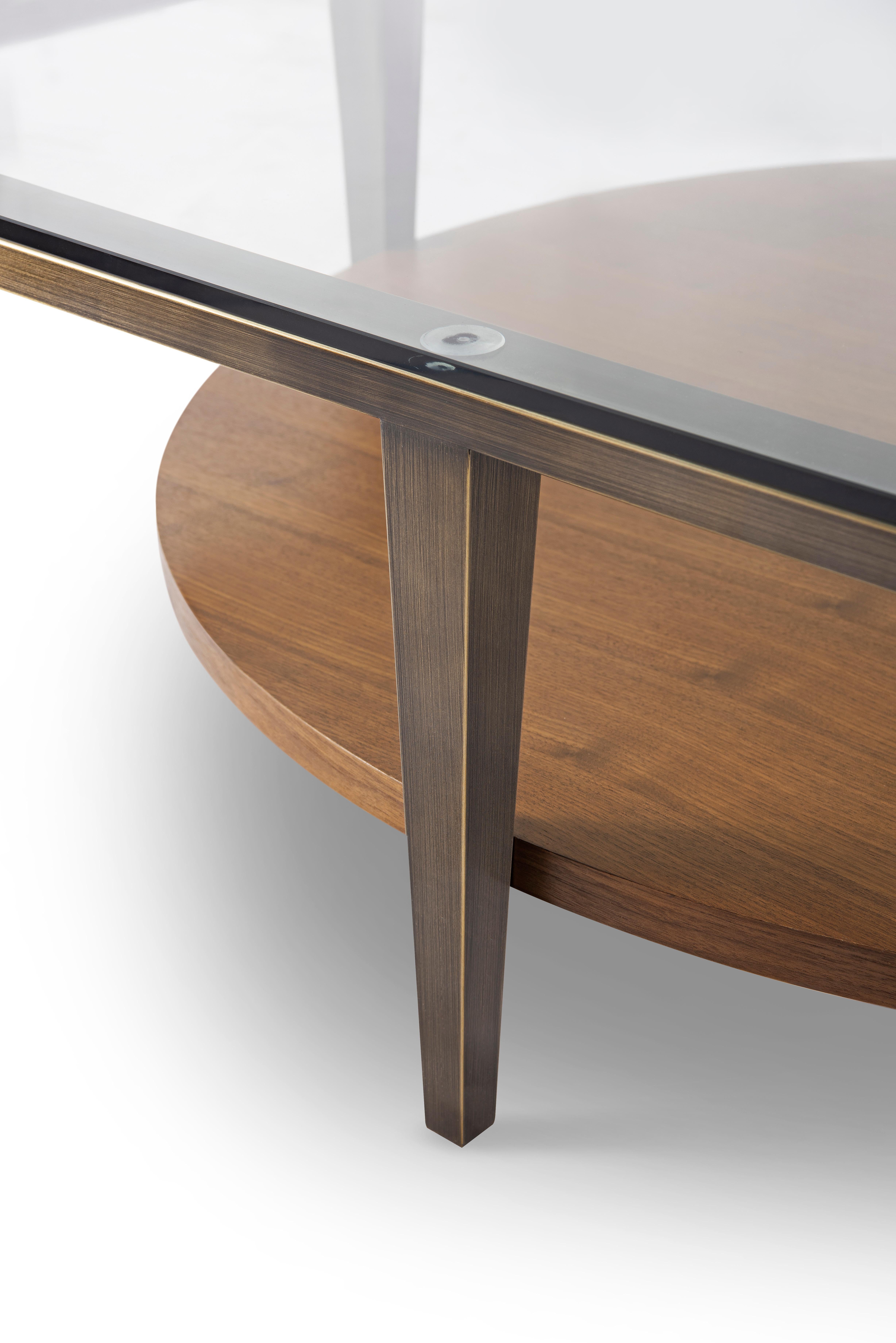Moderner Cocktailtisch aus Bronze mit Regal aus Nussbaumholz und Glasplatte.  Jetzt auf Lager. 

Der Cocktailtisch 