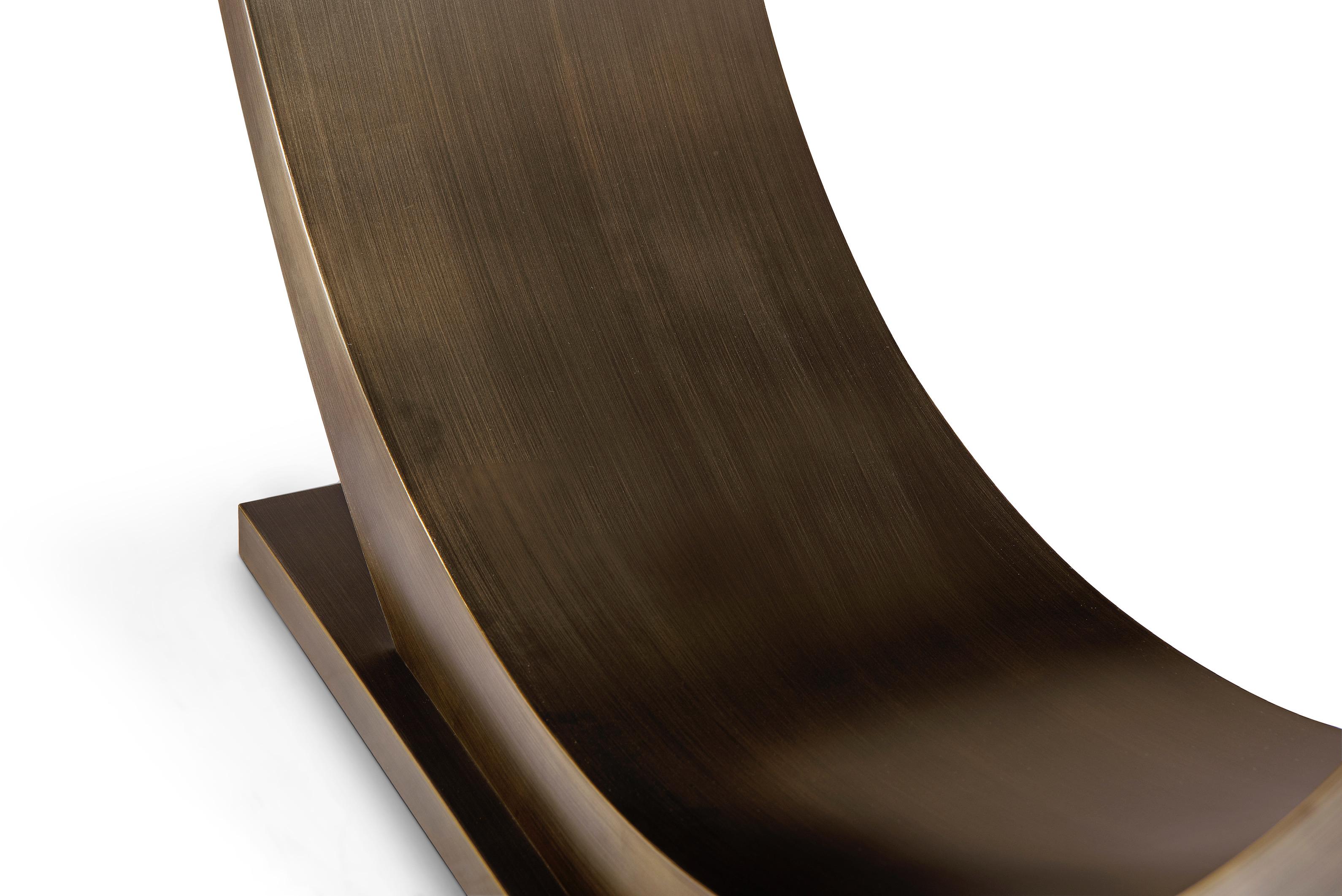 Chinois Console moderne en bronze conçue par Greg Sheres.  En stock en vente