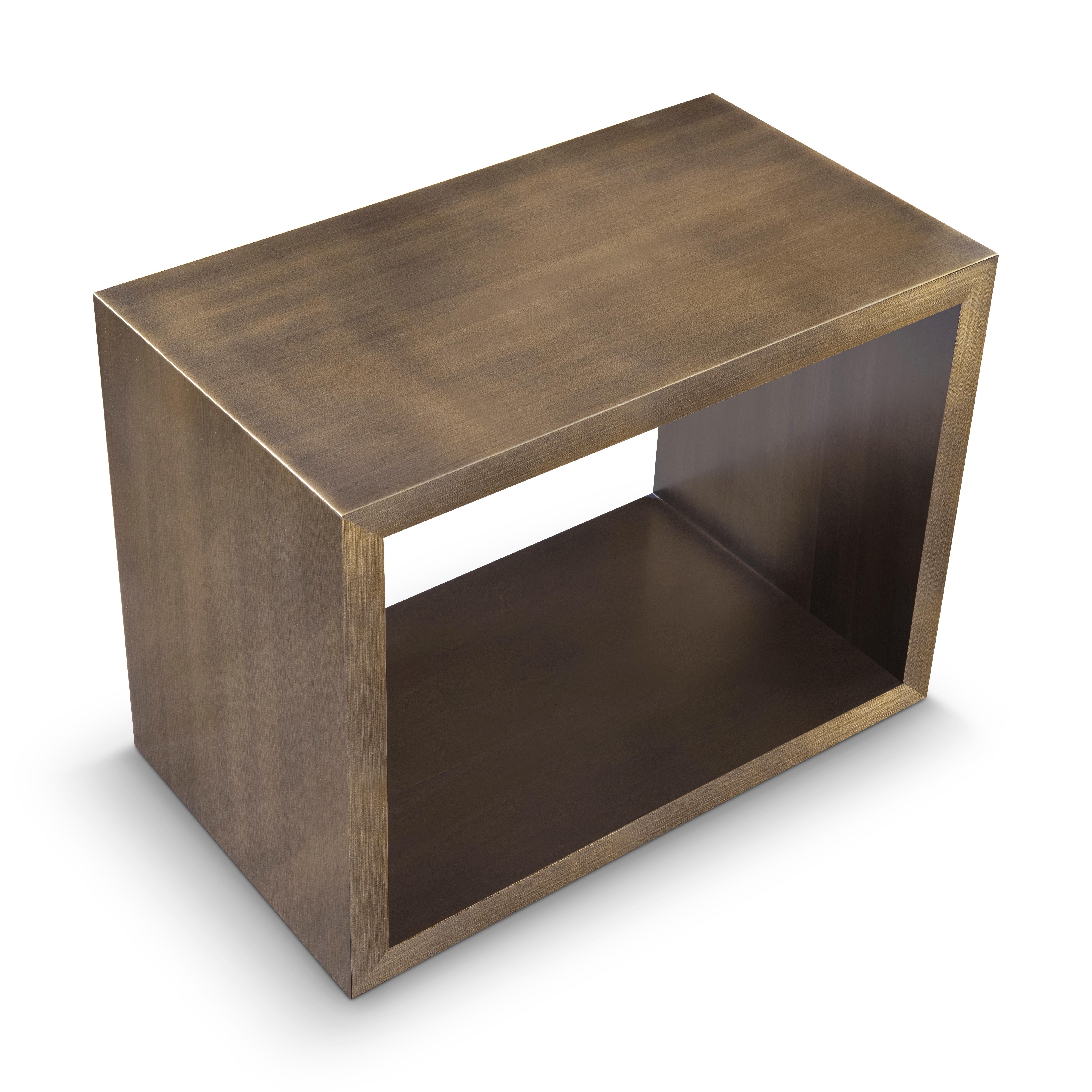 Table d'appoint en bronze moderne avec étagère conçue par Greg Sheres.  
La table d'appoint 