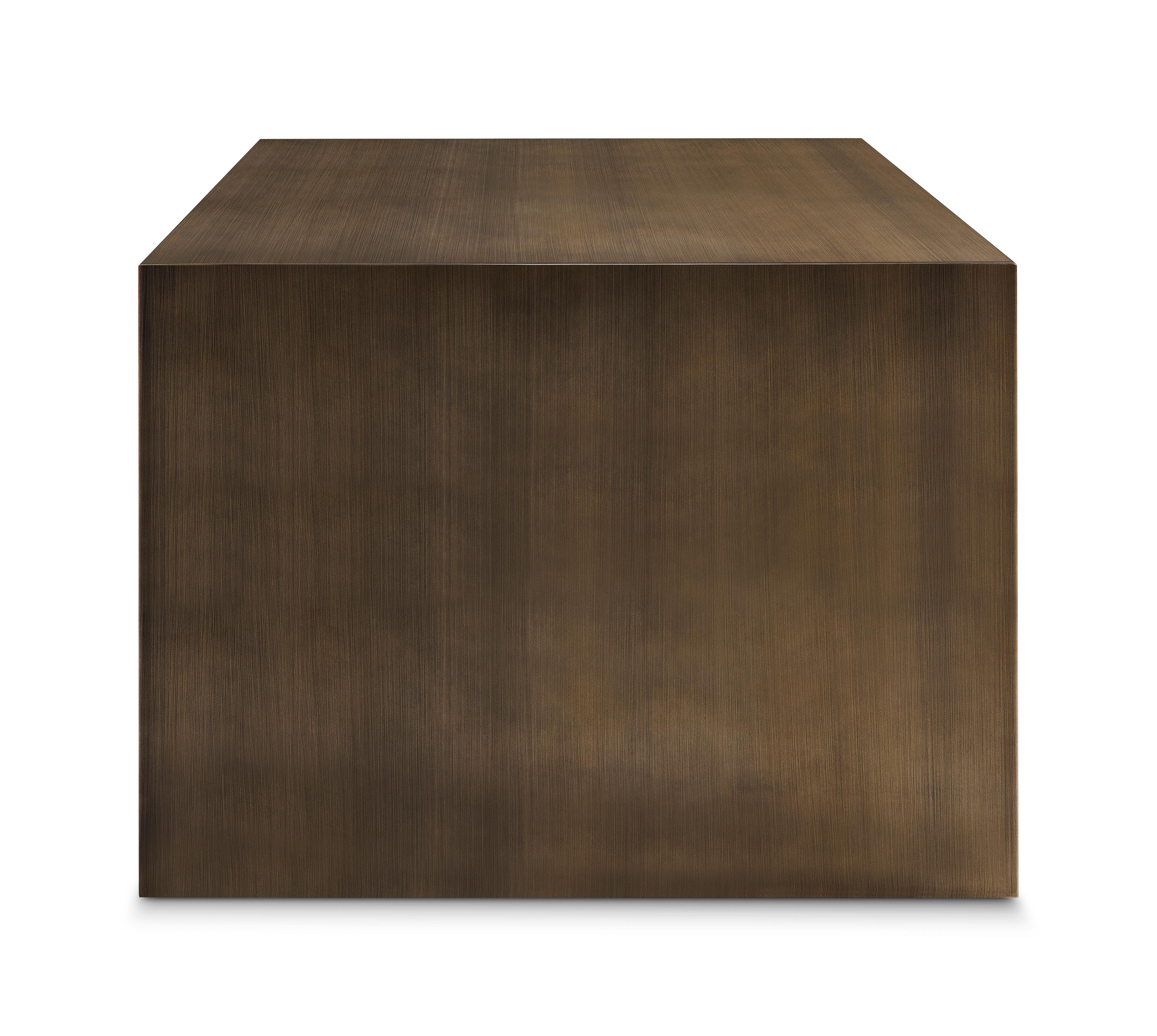 Effet bronze Table d'appoint en bronze moderne avec étagère conçue par Greg Sheres.  En stock. en vente