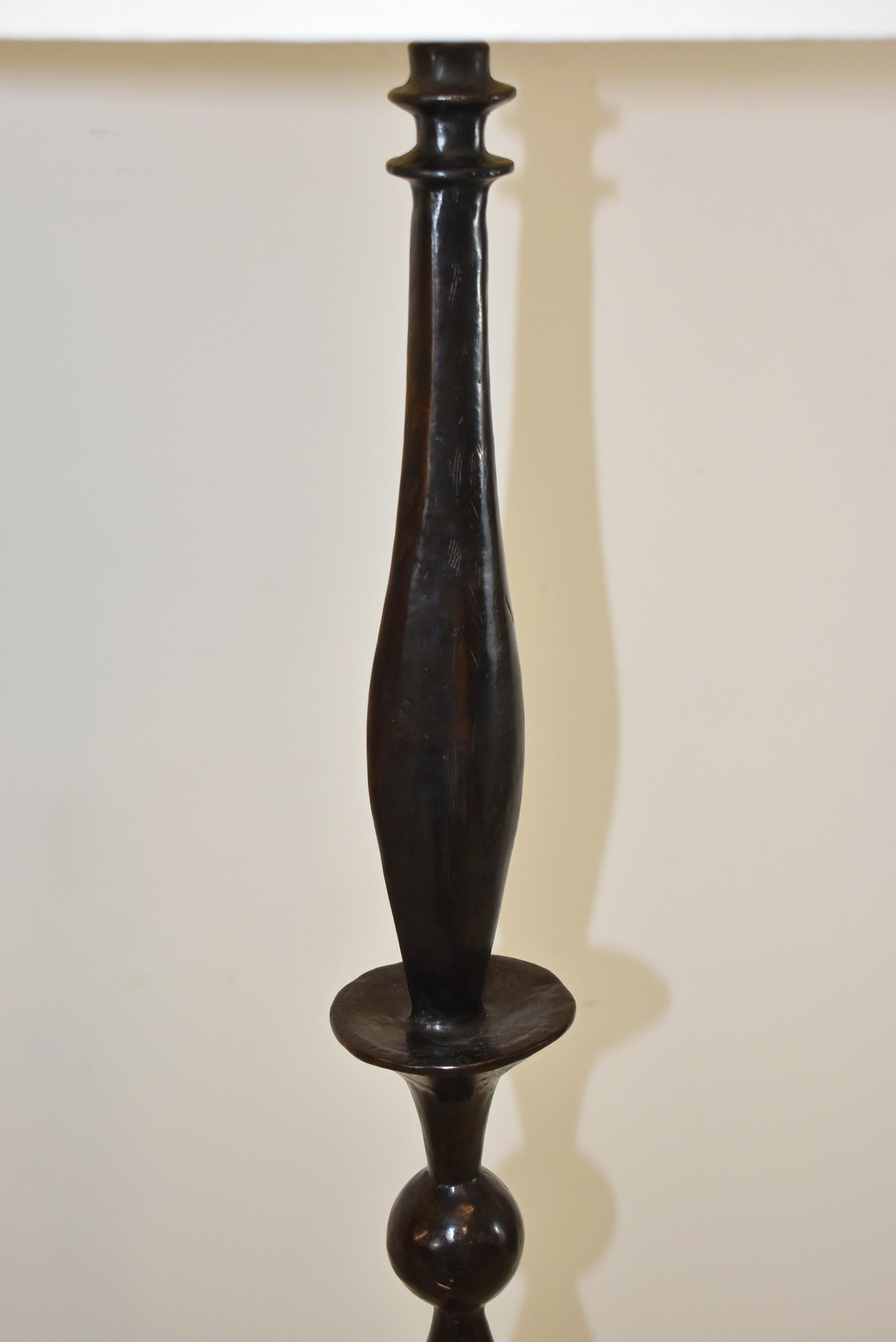 Moderne Stehlampe aus Bronze im Stil von Giacometti  (amerikanisch) im Angebot