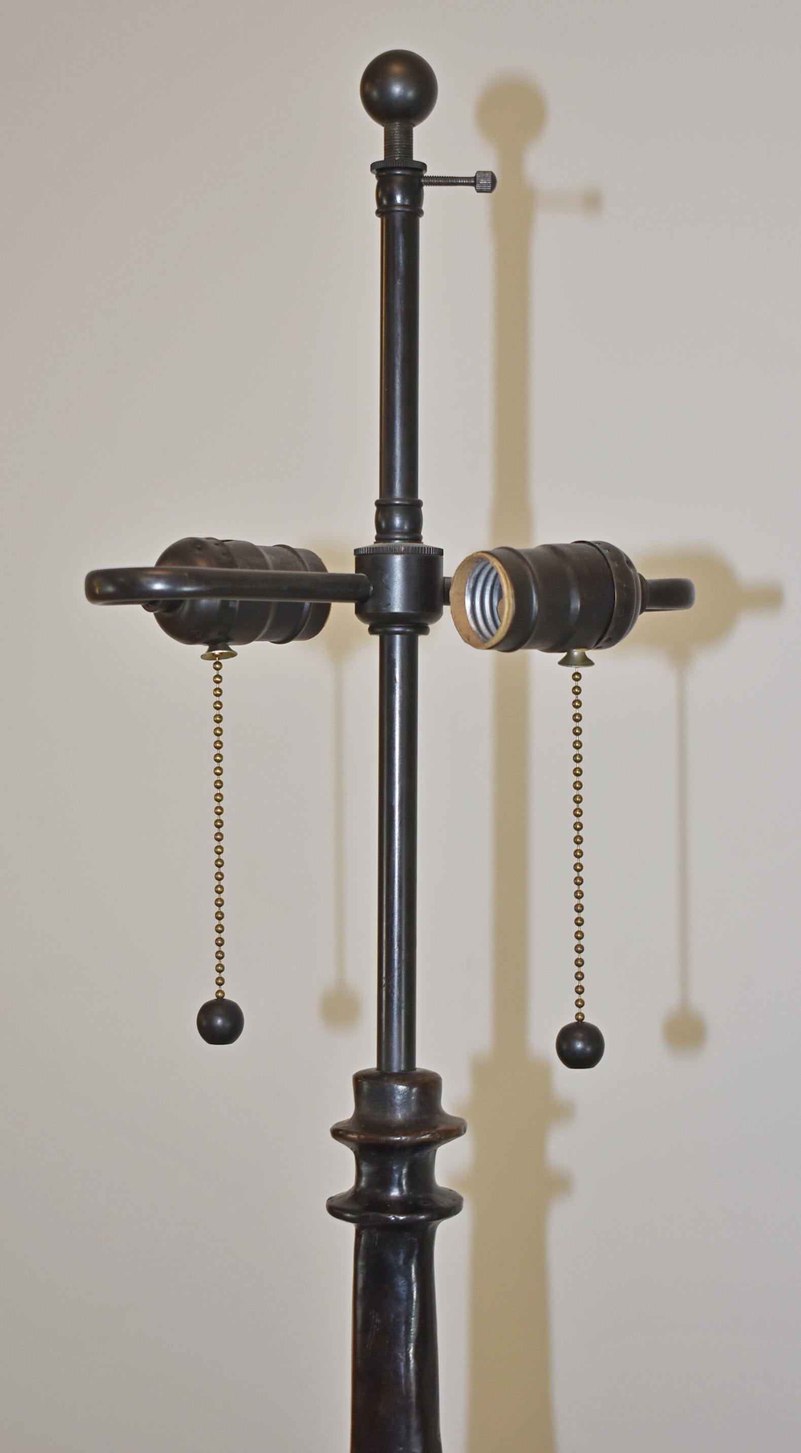 Moderne Stehlampe aus Bronze im Stil von Giacometti  (Patiniert) im Angebot