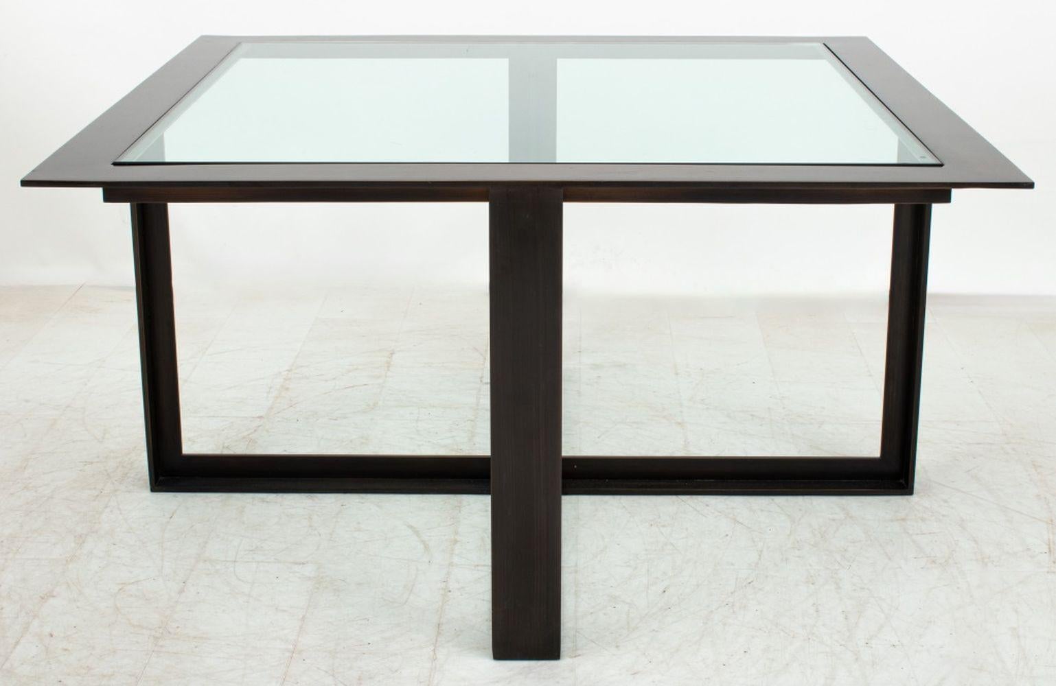 Mesa auxiliar cuadrada moderna de bronce patinado con tapa de cristal, sobre cuatro soportes unidos. 25,25