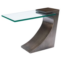 Mesa lámpara moderna de bronce diseñada por Greg Sheres.  Tapa de cristal 3/4" en voladizo