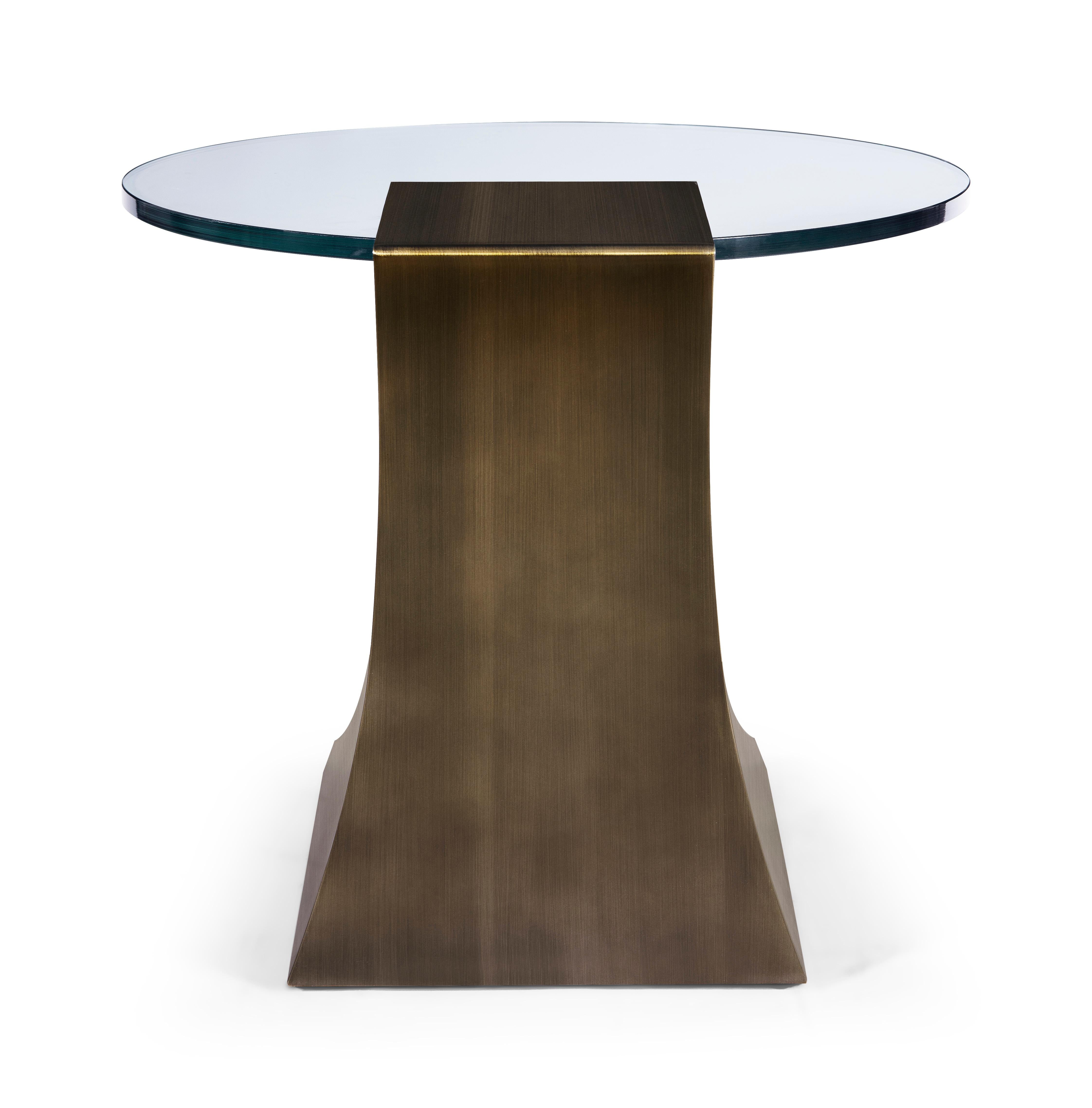 Lampe moderne en bronze conçue par Greg Sheres.  Rond Plateau en verre. En stock.
La table d'appoint 