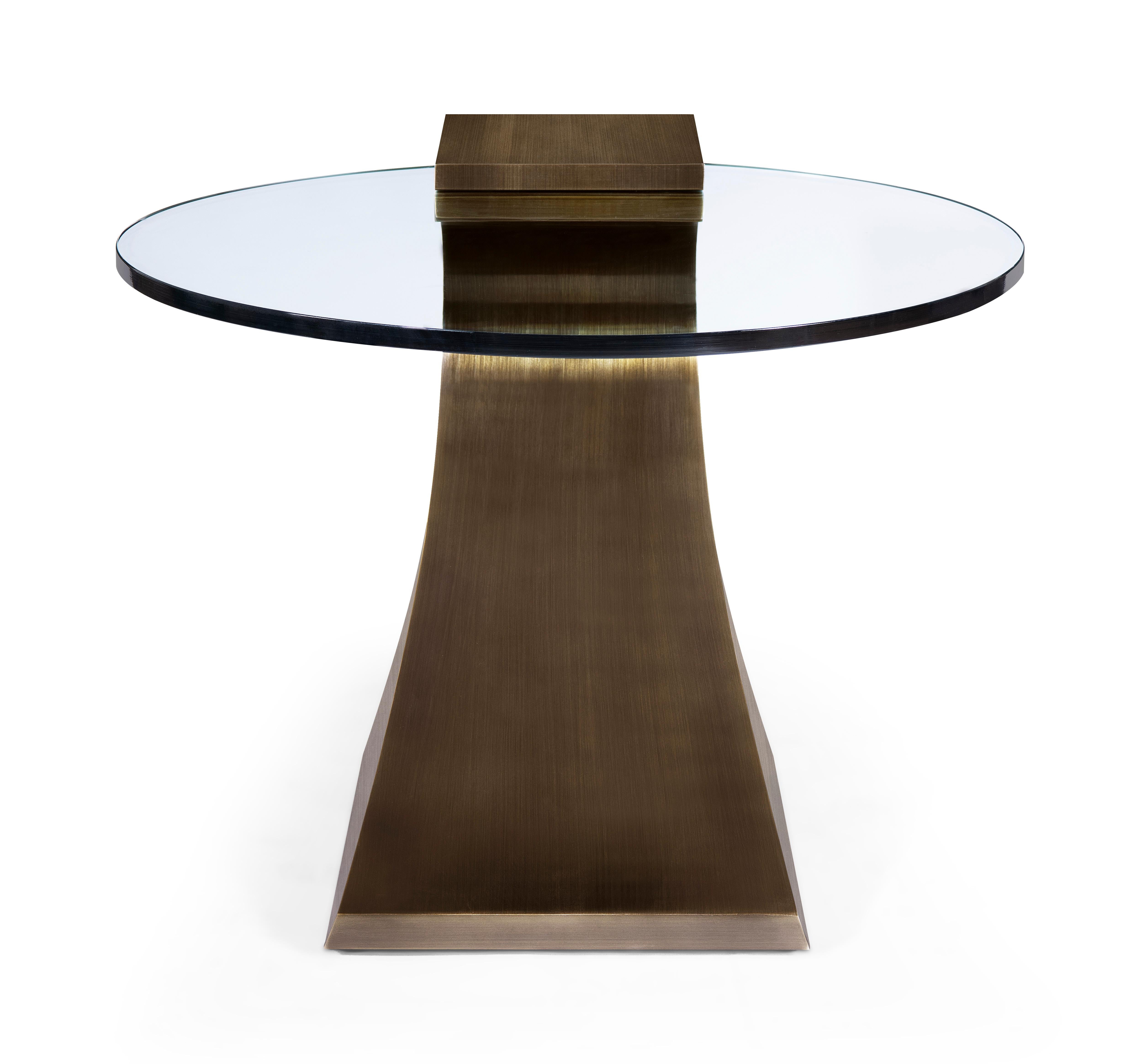 Moderne Lampe moderne en bronze conçue par Greg Sheres.  Ovale Dessus en verre. En stock. en vente