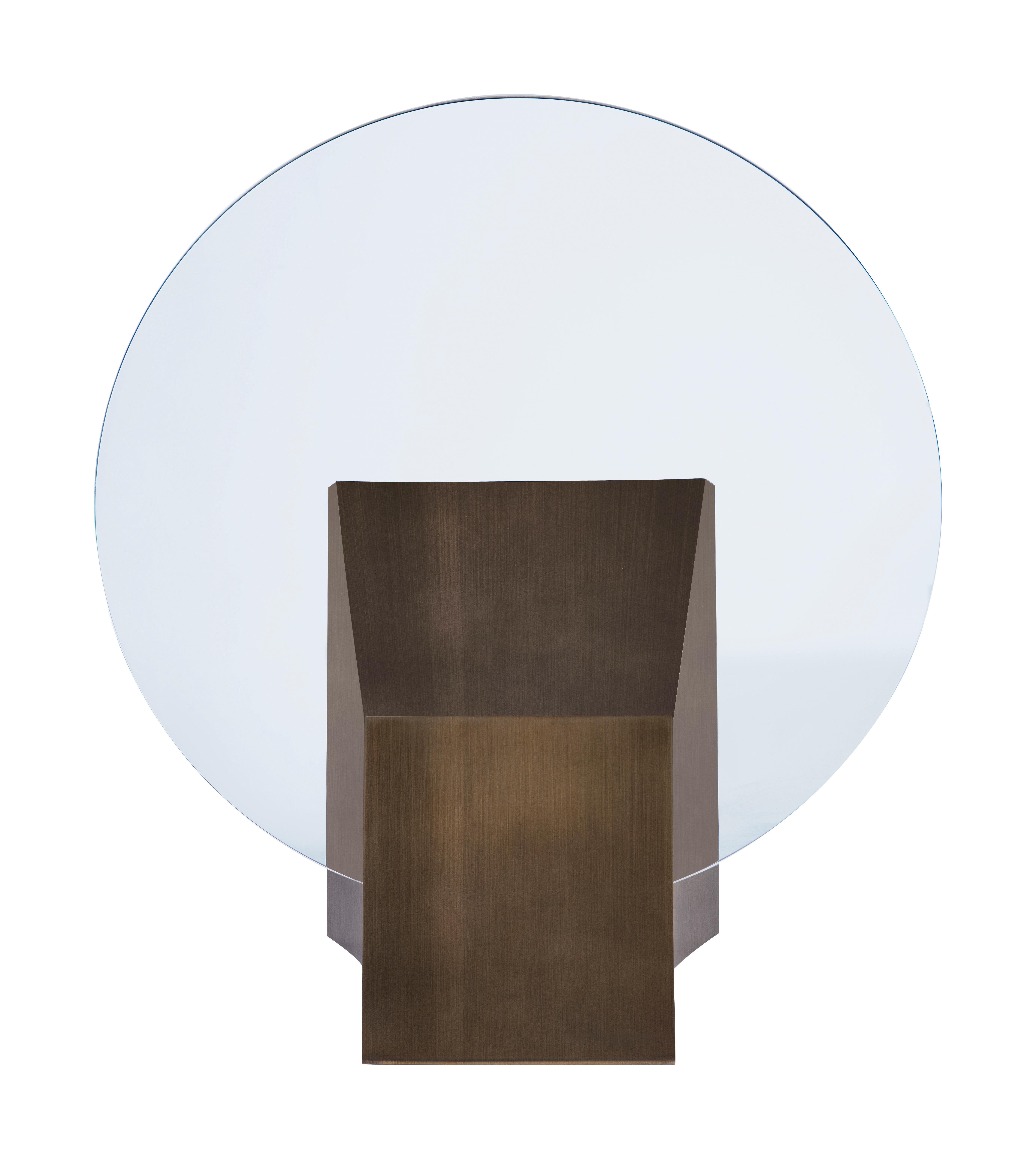 Chinois Lampe moderne en bronze conçue par Greg Sheres.  Ovale Dessus en verre. En stock. en vente