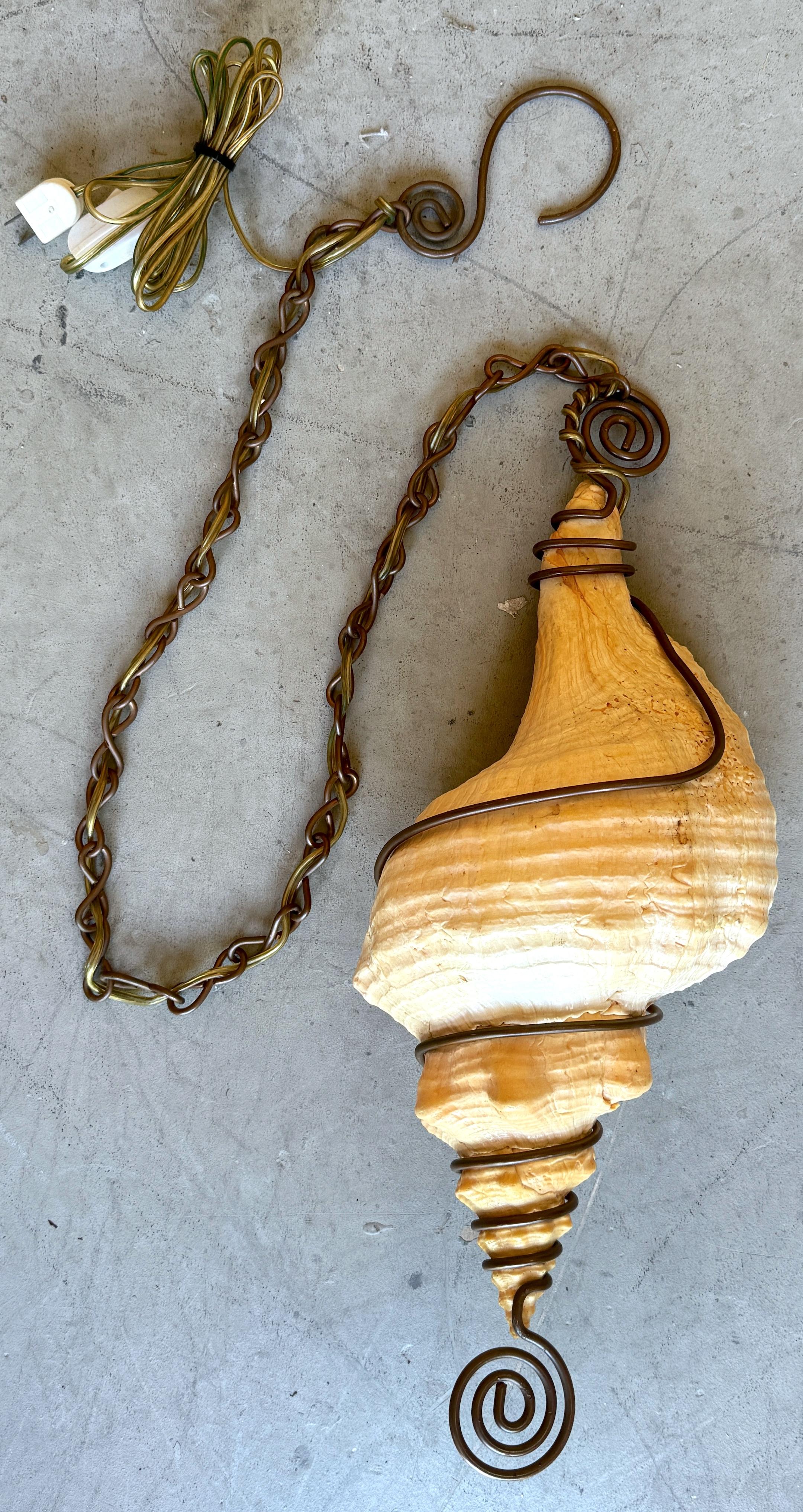 The Moderns Chandelier /Pendentif en forme de coquille de conque monté sur bronze en vente 5