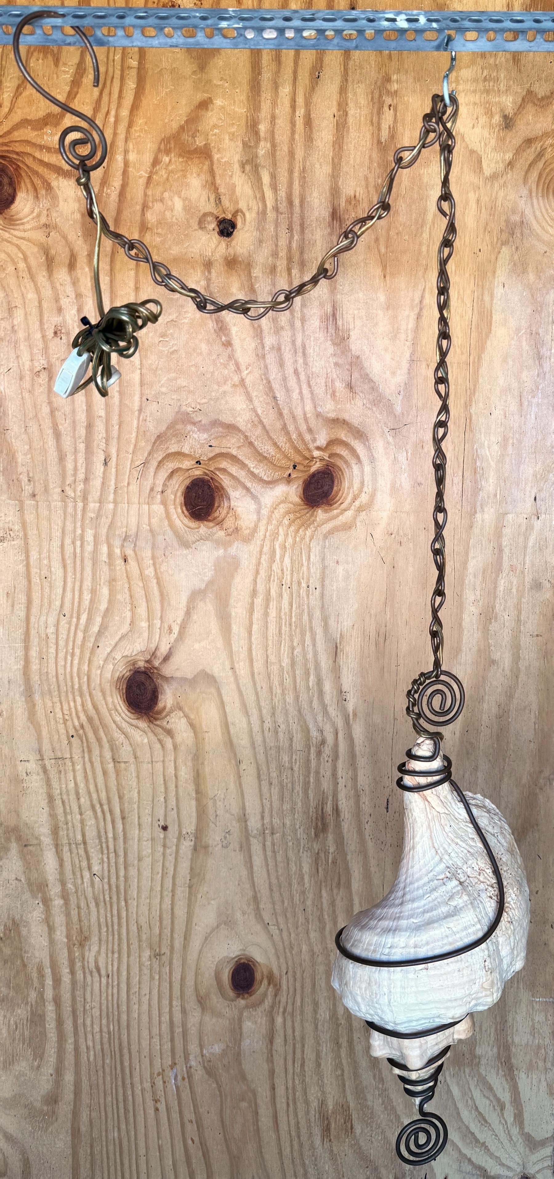 Patiné The Moderns Chandelier /Pendentif en forme de coquille de conque monté sur bronze en vente