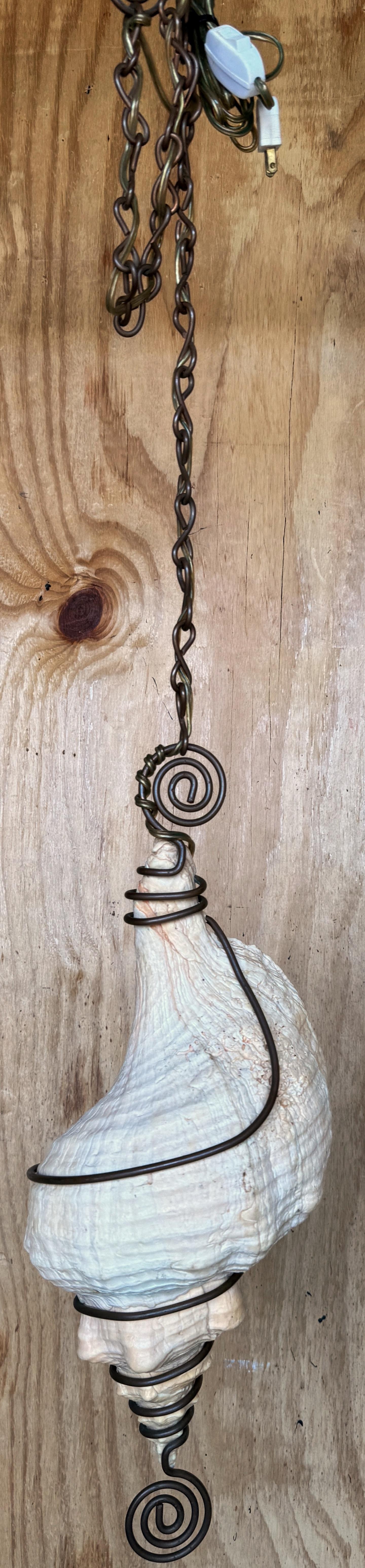 20ième siècle The Moderns Chandelier /Pendentif en forme de coquille de conque monté sur bronze en vente