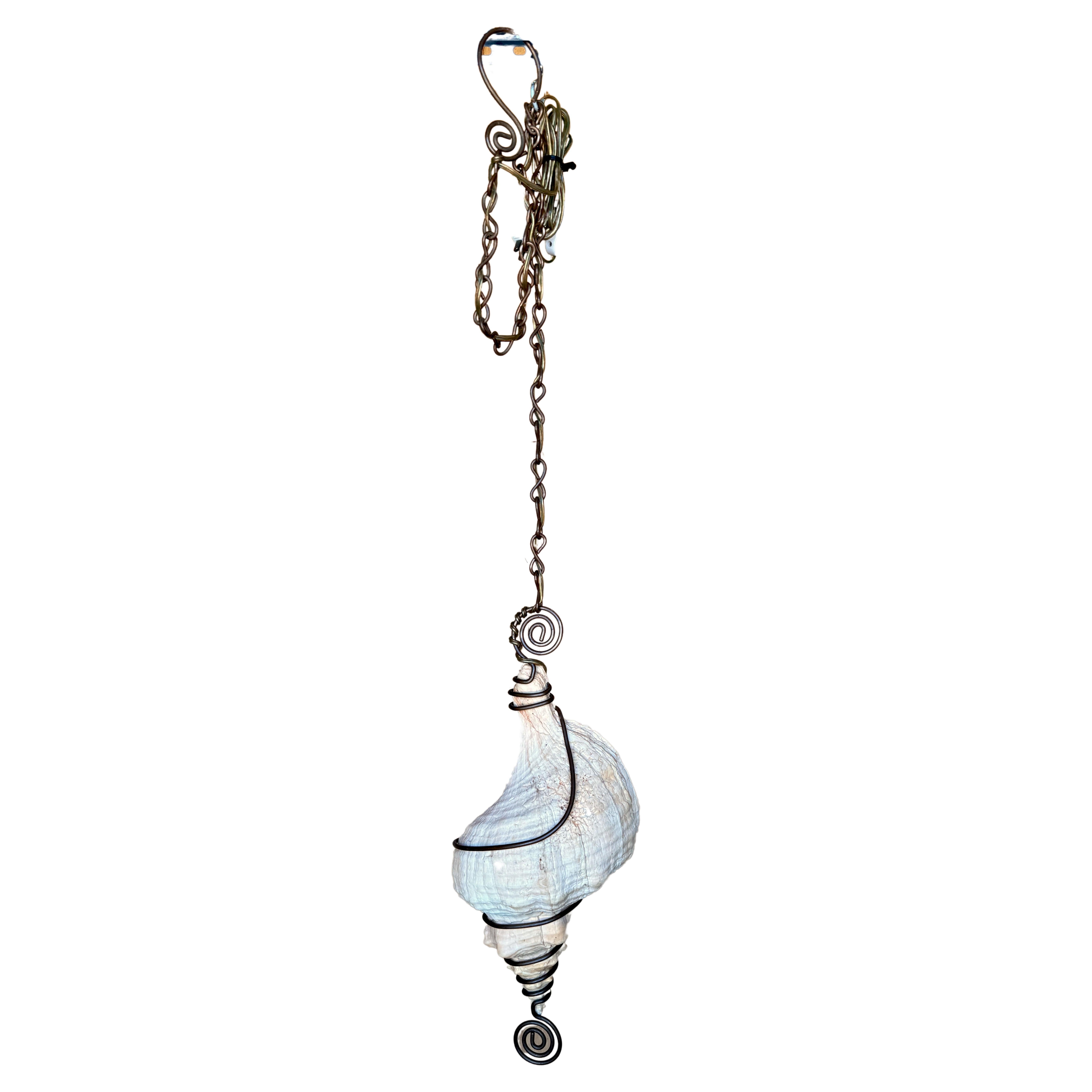 The Moderns Chandelier /Pendentif en forme de coquille de conque monté sur bronze en vente