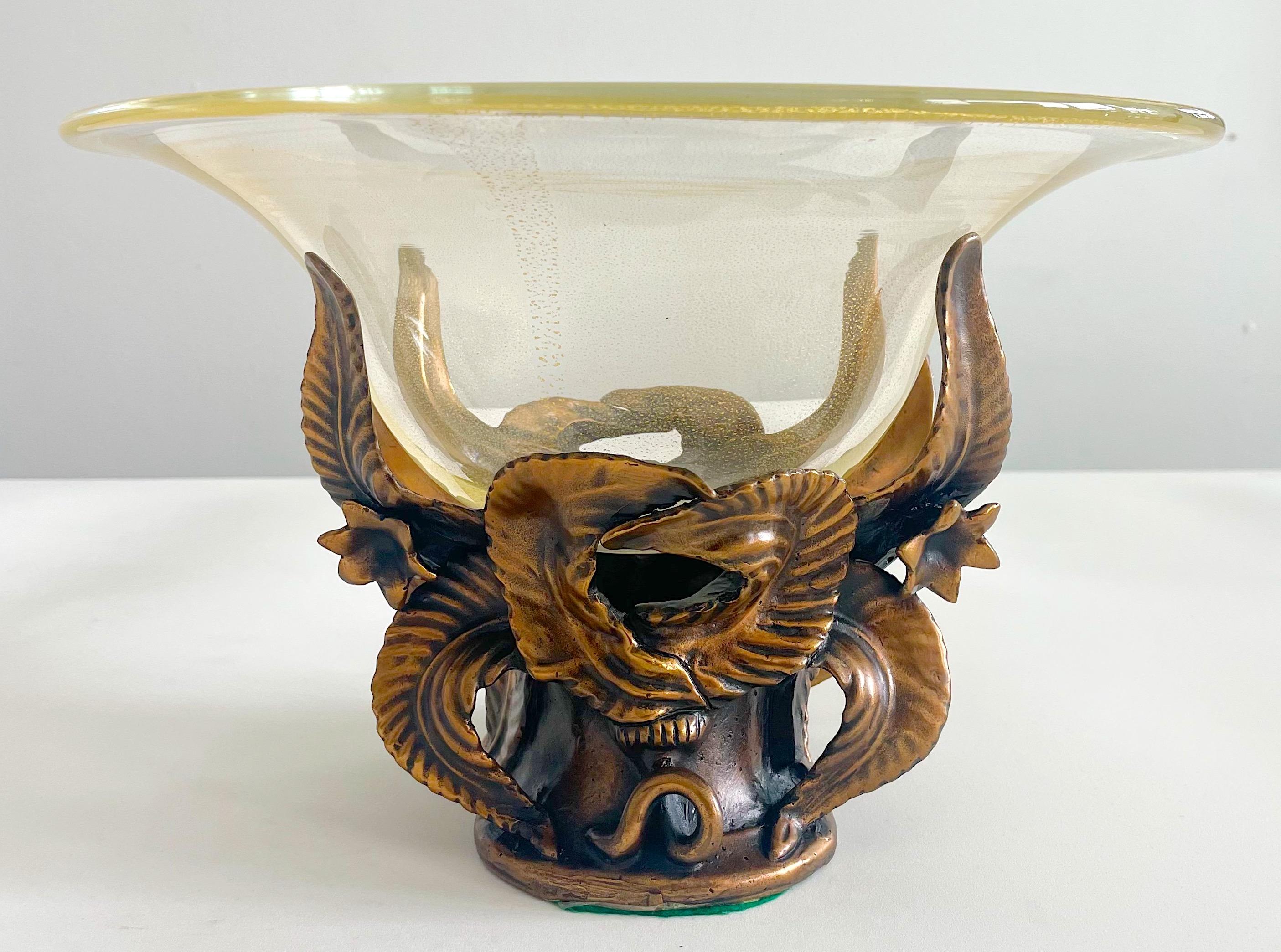 Centro de mesa moderno de bronce y cristal de Murano, Fundición Venturi Arte, nº 21/500 
Fundición Venturi Arte, Bolonia, Italia, hacia la década de 1980
Diseño atribuido a Oskar Bottoli* (1921 - 1995)
Firmado en el lateral : Venturi Arte, Cera