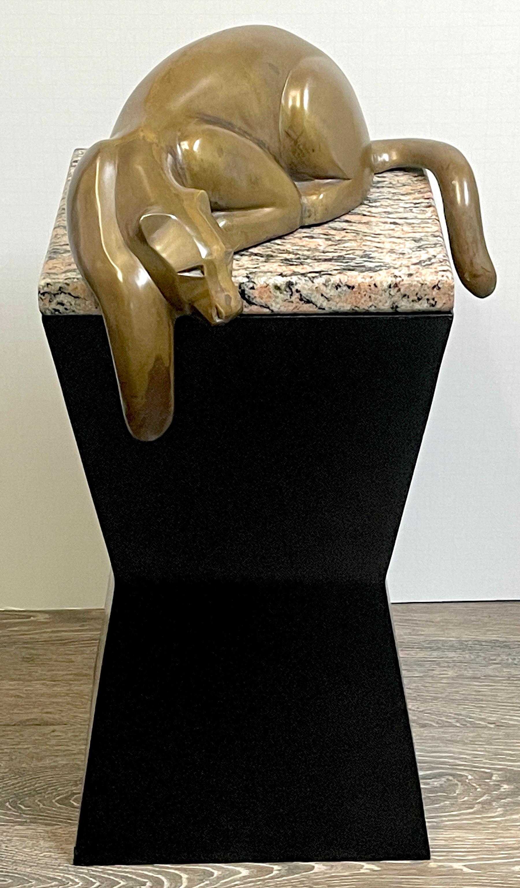 Moderne Bronze moderne représentant une panthère en train de se reposer, dans le style de Carlo Bugatti en vente