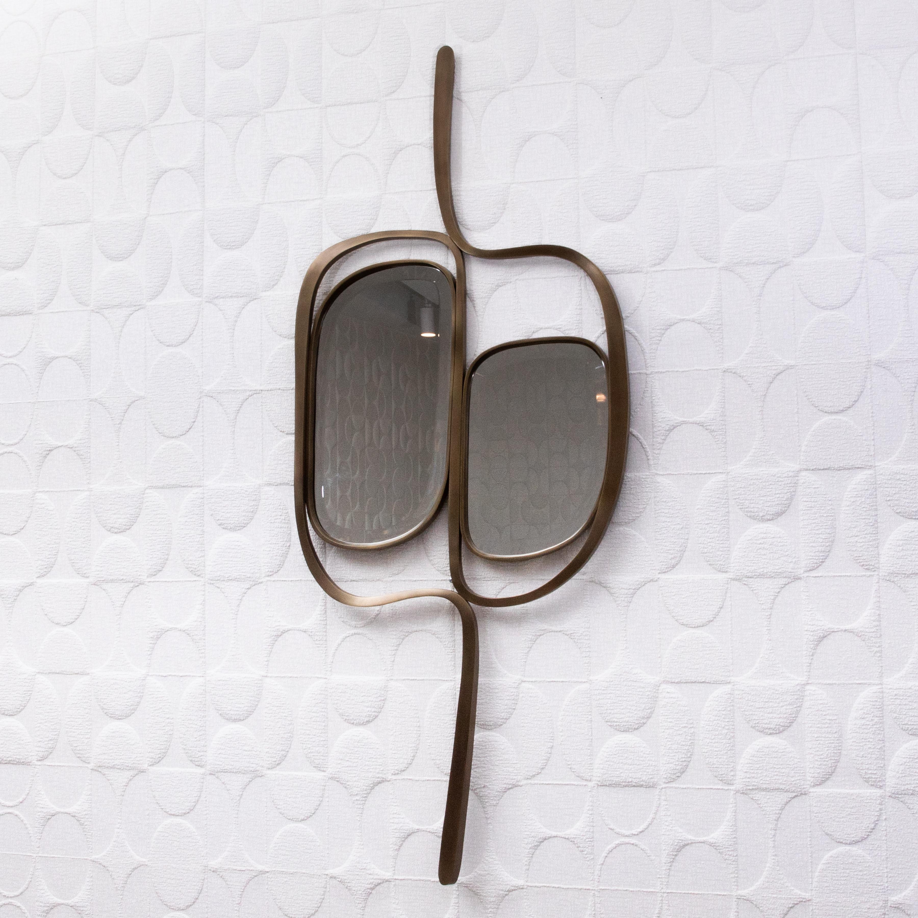 Art Déco Specchio moderno in ottone patinato bronzo di R & Y Augousti in vendita
