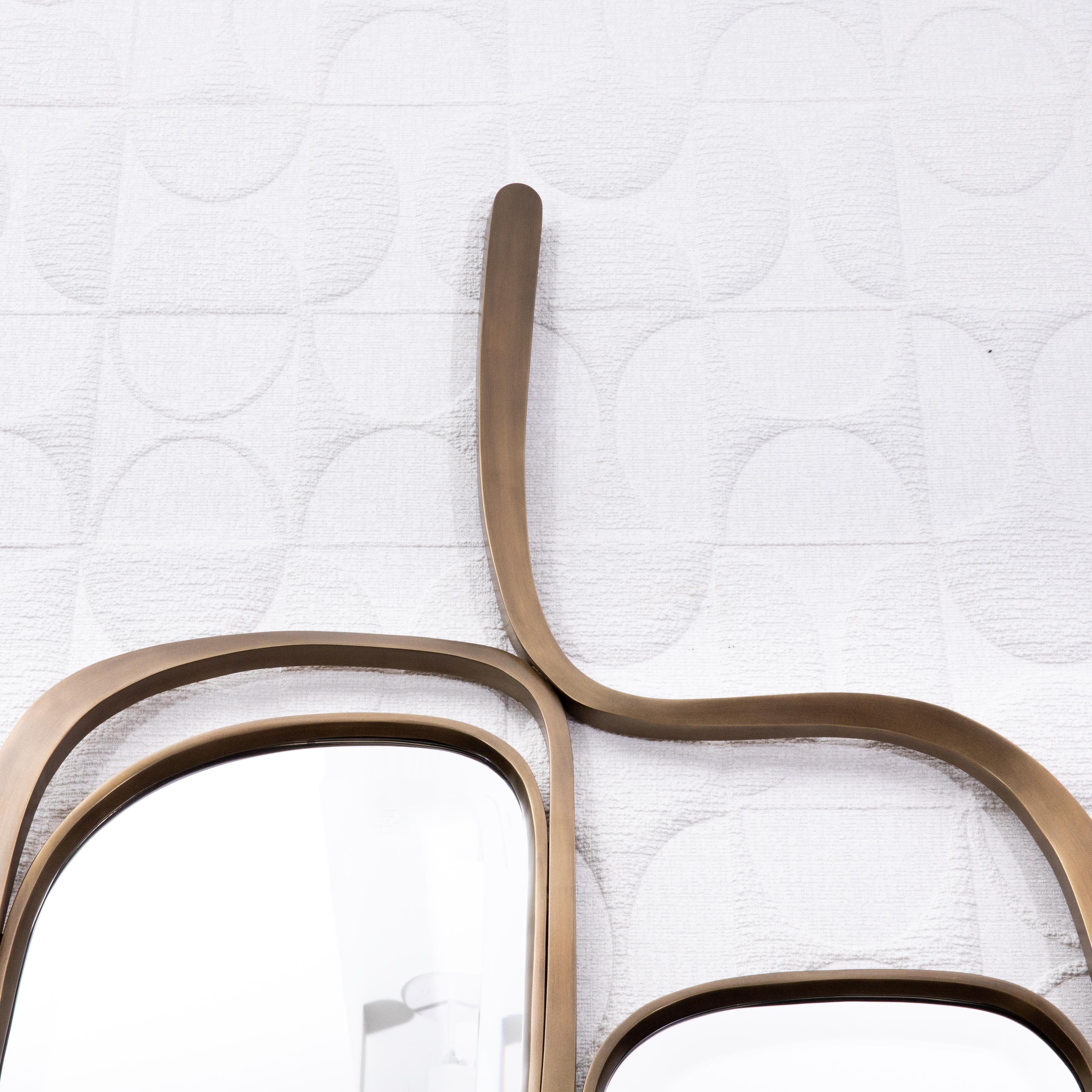 Fatto a mano Specchio moderno in ottone patinato bronzo di R & Y Augousti in vendita