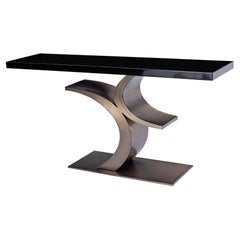 Consola escultórica moderna de bronce de Greg Sheres.  Tapa lacada en negro.