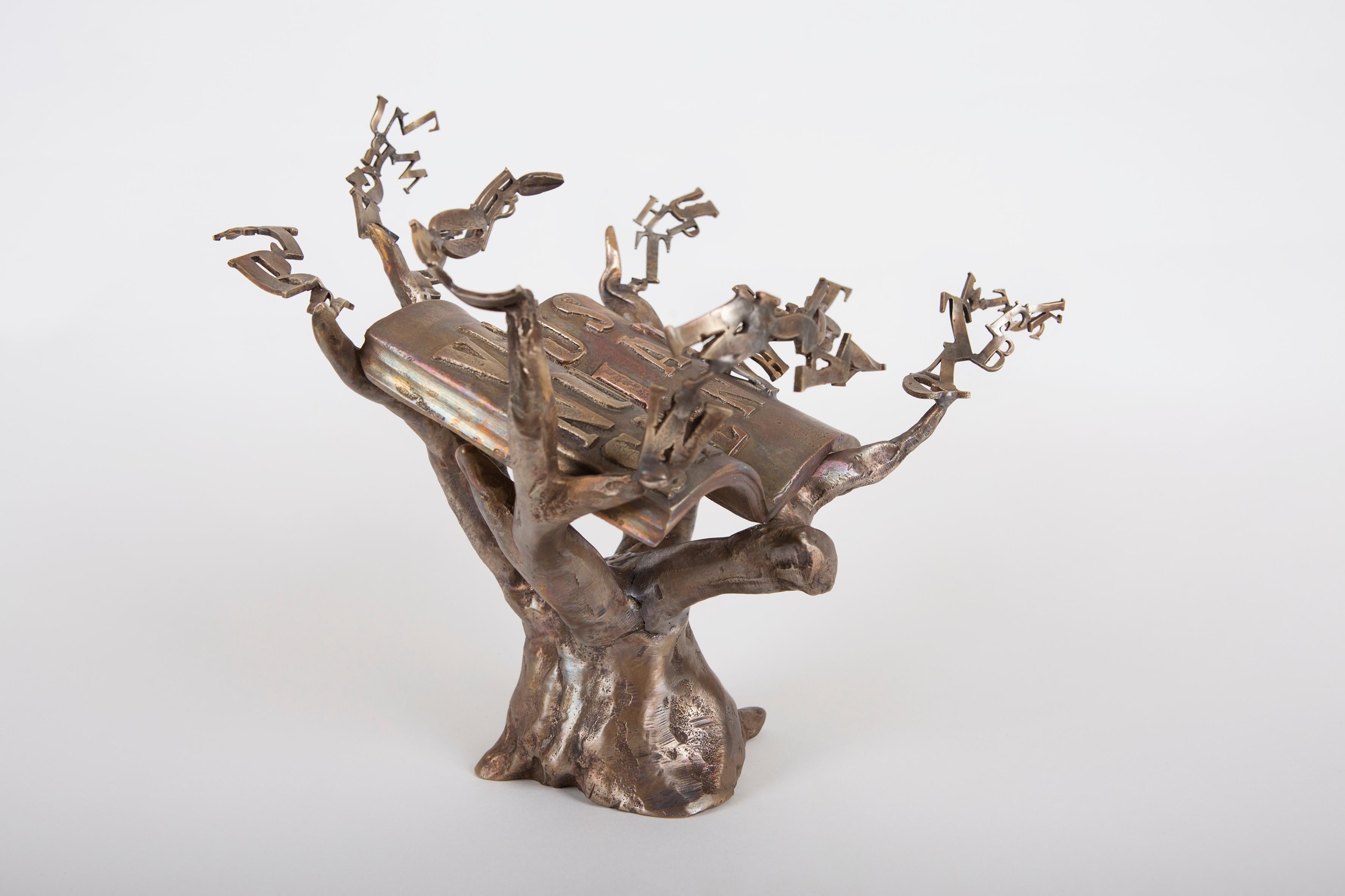 Sculpture précieuse en bronze coulé avec la technique de la cire perdue.
La célébration de la rencontre entre le passé que représente le chêne puissant, symbole de la sagesse
et l'avenir qui jaillit des feuilles transformées en lettres pour semer