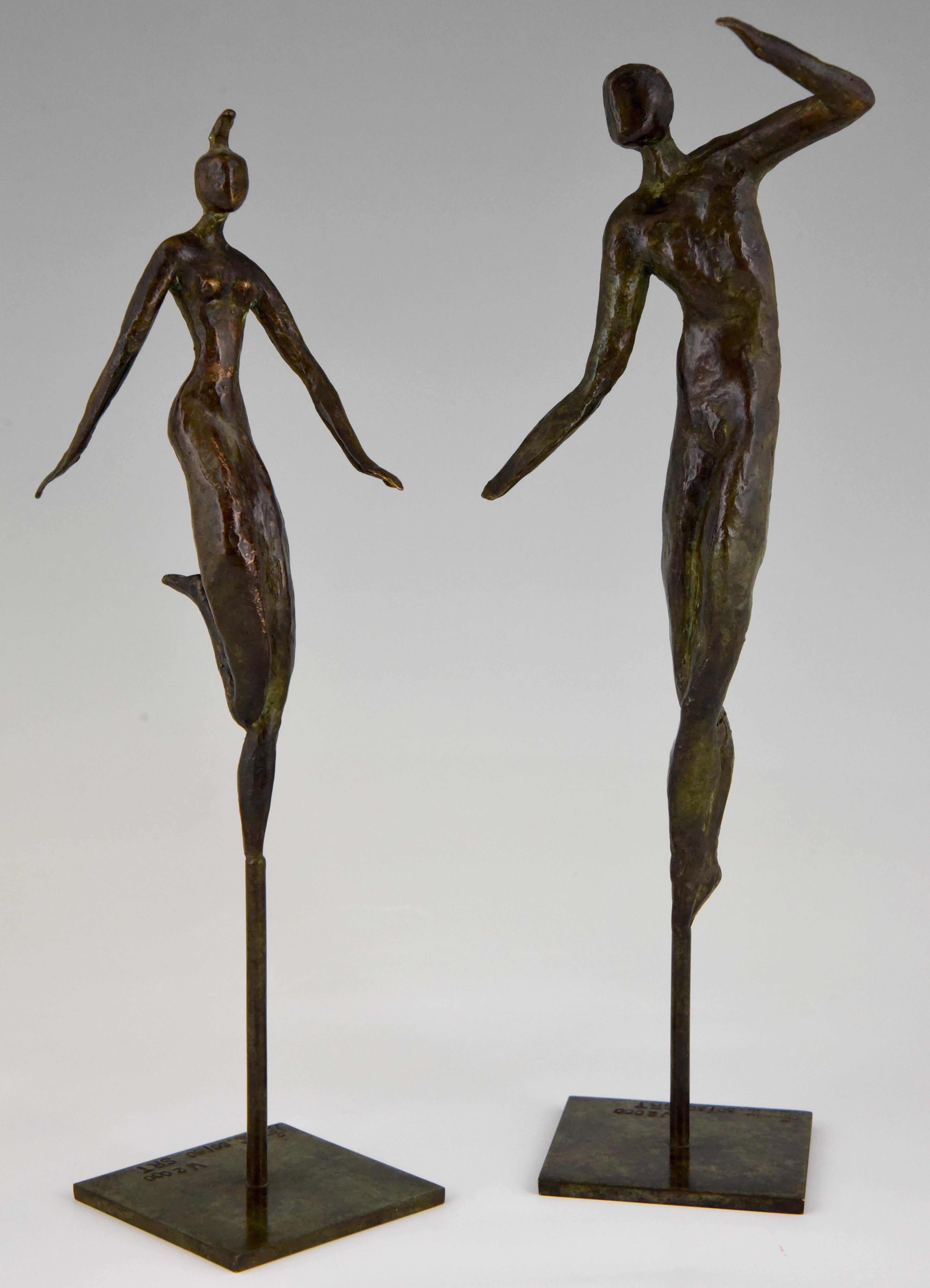 Elegantes Paar moderner Bronzeskulpturen von zwei Tänzerinnen von Isabelle Calvetti:: Frankreich:: 2000. Signiert:: datiert und nummeriert 50/50. Gegossen von der Gießerei Paumelle:: Wachsausschmelzverfahren. 
Isabelle Calvetti:: Schülerin von
