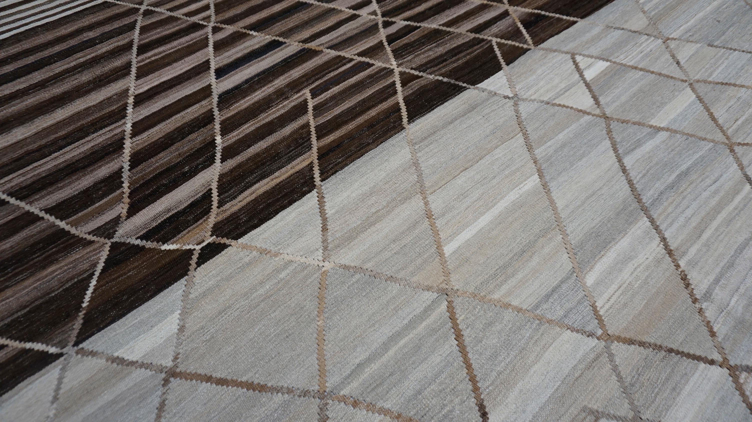 Tessuto a mano Moderno Rug & Kilim marrone e beige con sovrapposizione a reticolo 8'5''x10' in vendita