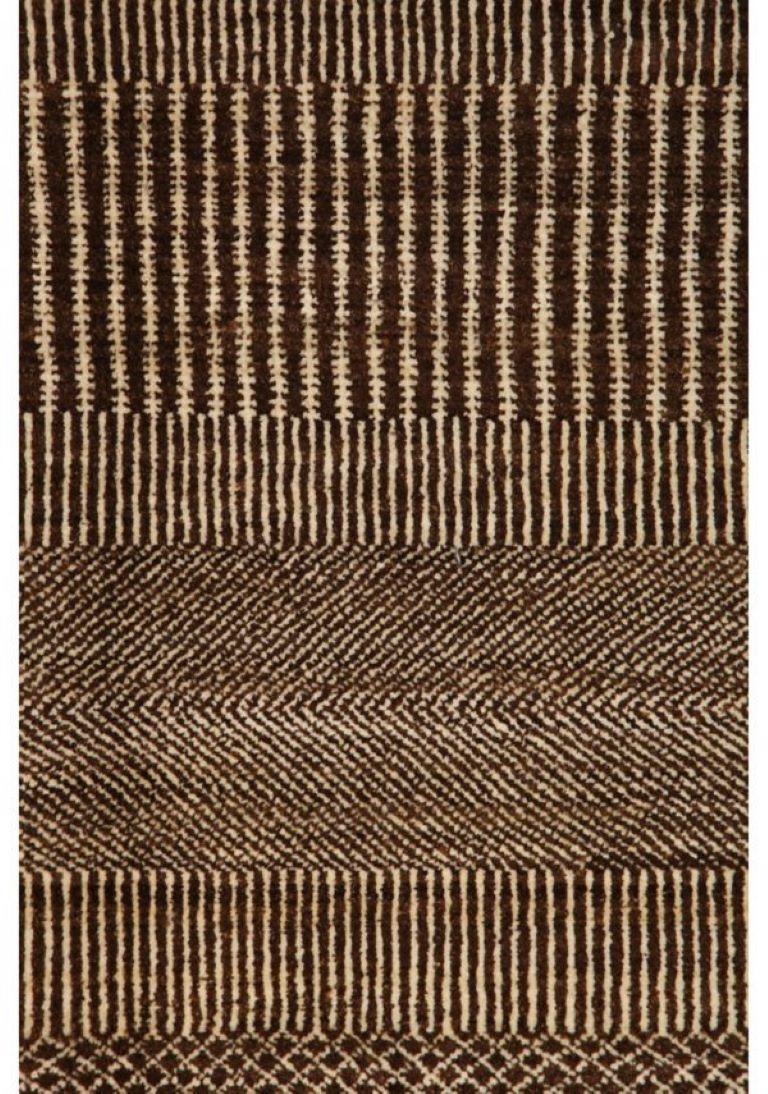 Persiano Tappeto persiano moderno in lana marrone e crema, 8' x 10' in vendita