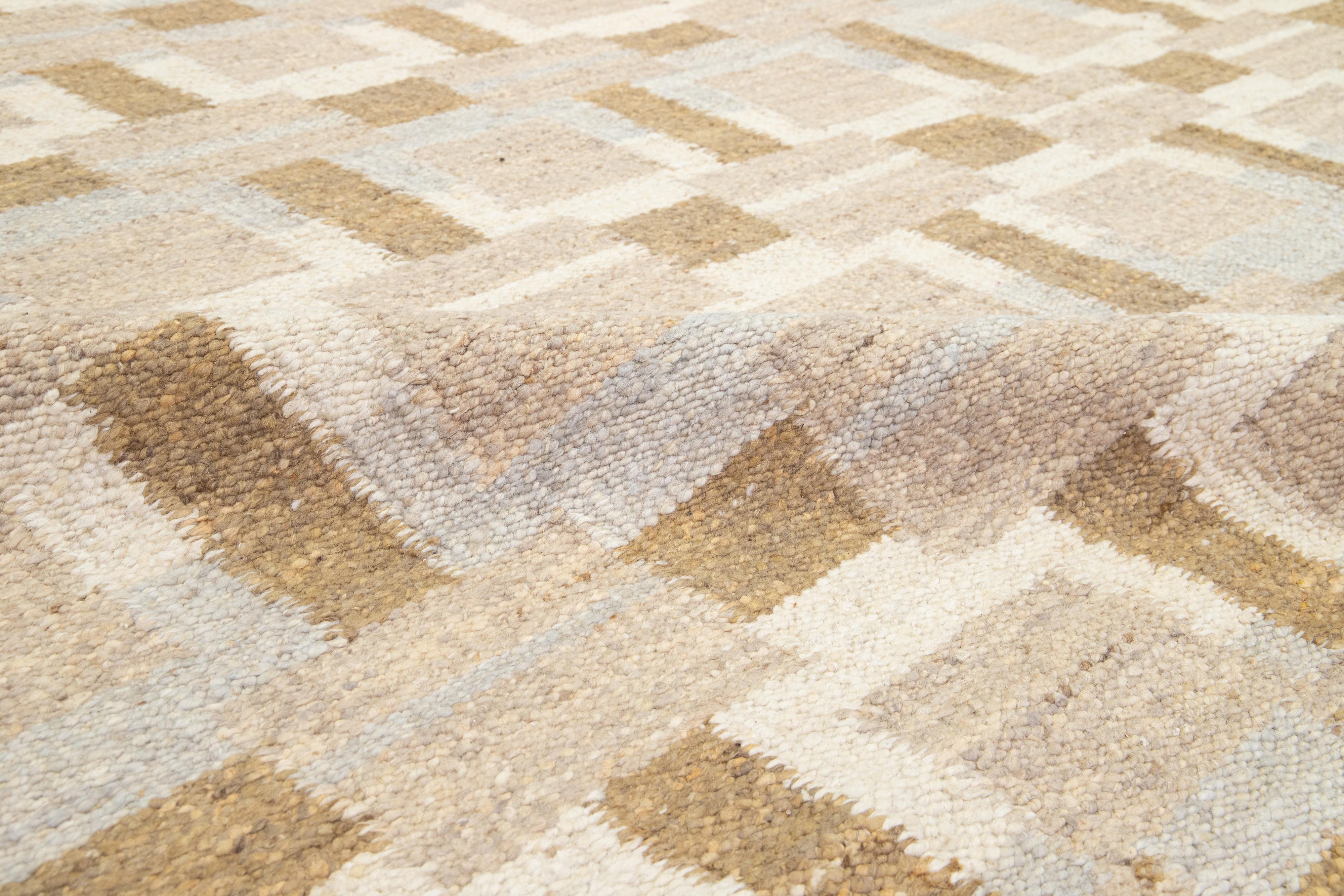 Tappeto moderno in lana marrone Dhurrie fatto a mano con design geometrico in vendita 2