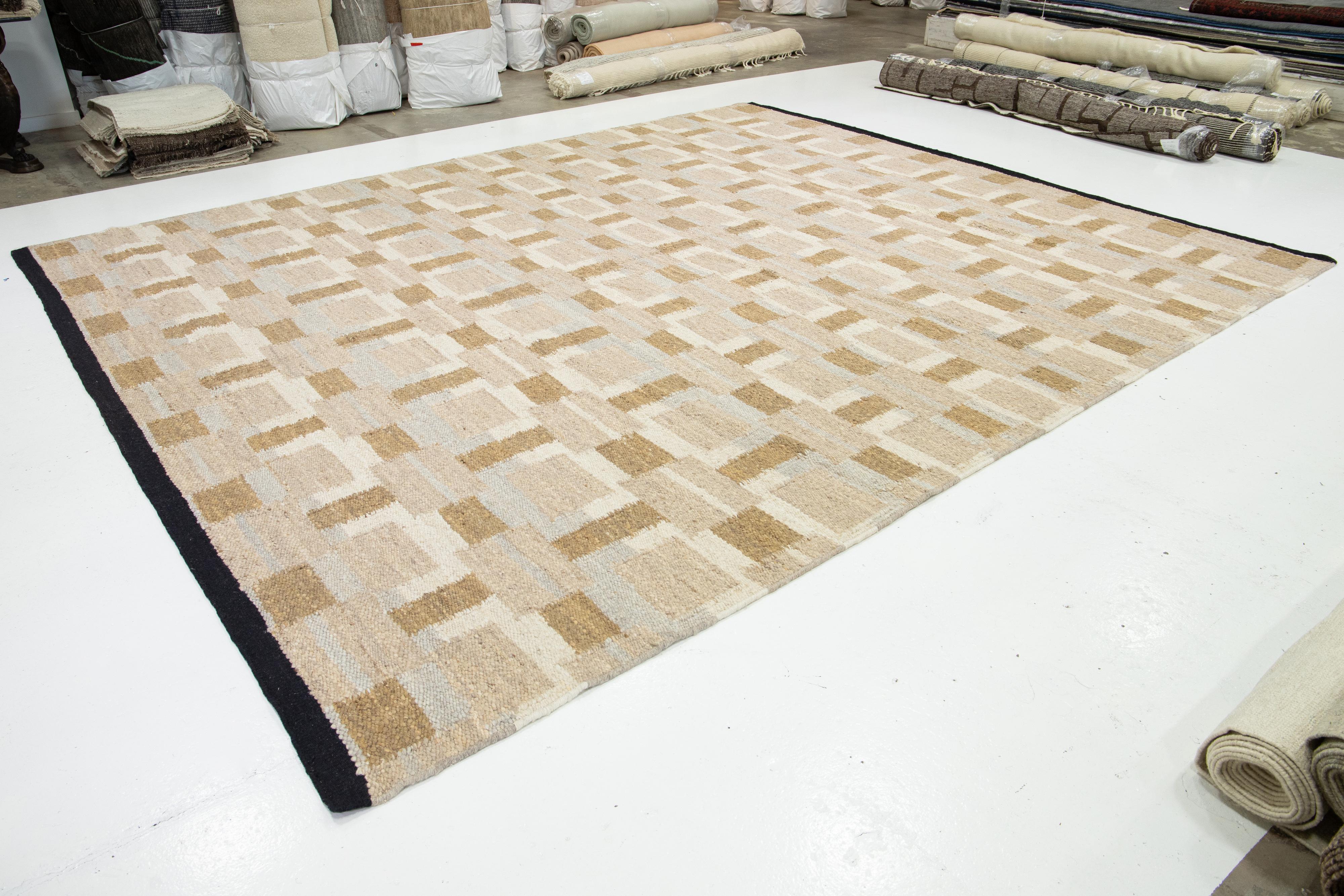 Organico moderno Tappeto moderno in lana marrone Dhurrie fatto a mano con design geometrico in vendita