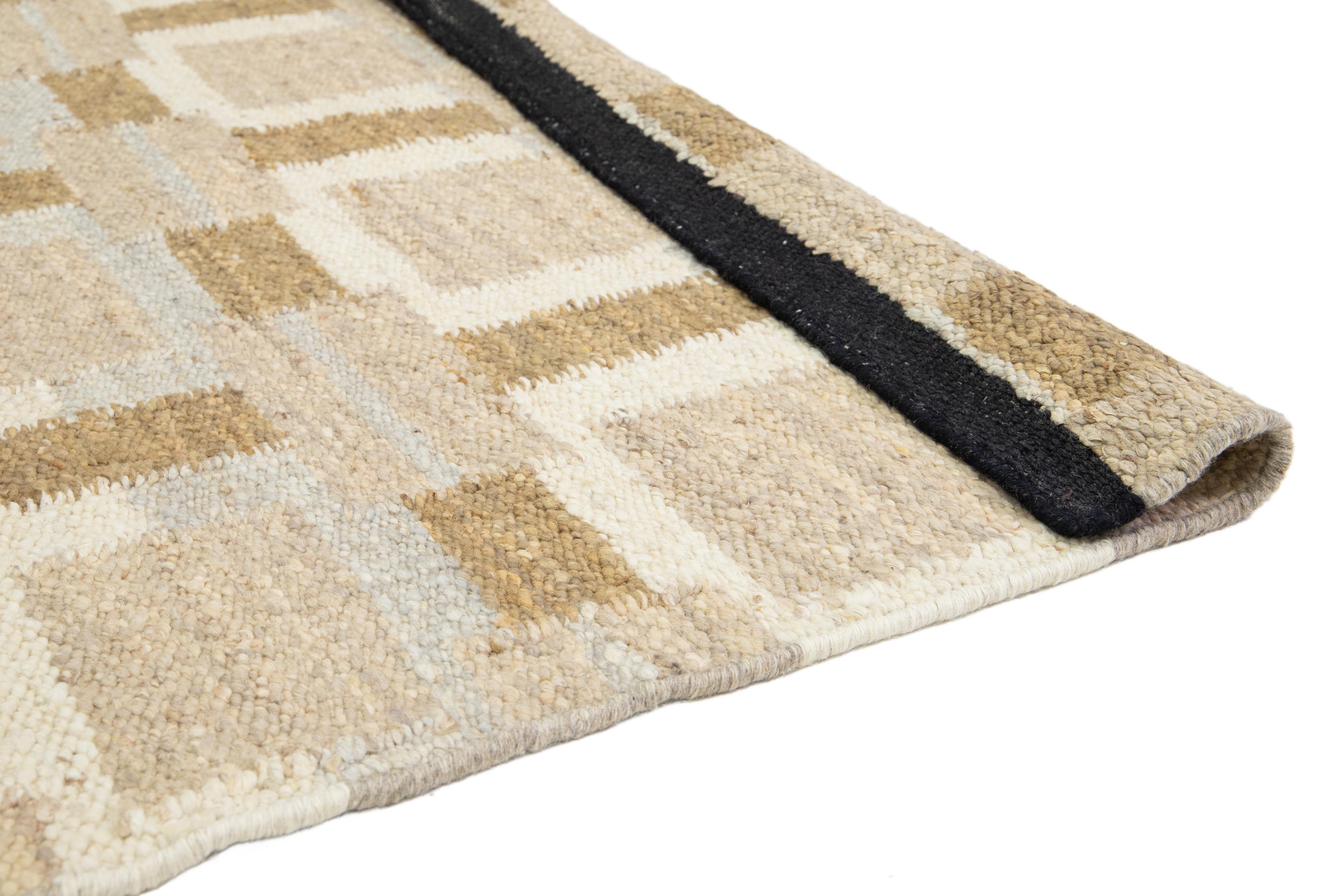Indiano Tappeto moderno in lana marrone Dhurrie fatto a mano con design geometrico in vendita