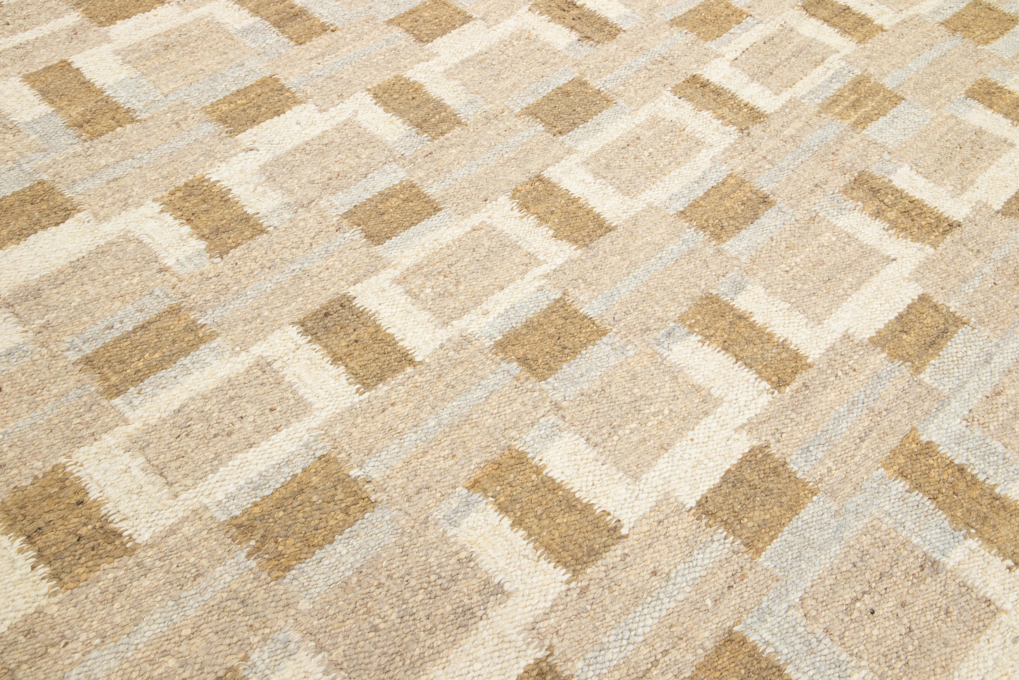 Tappeto moderno in lana marrone Dhurrie fatto a mano con design geometrico in vendita 1