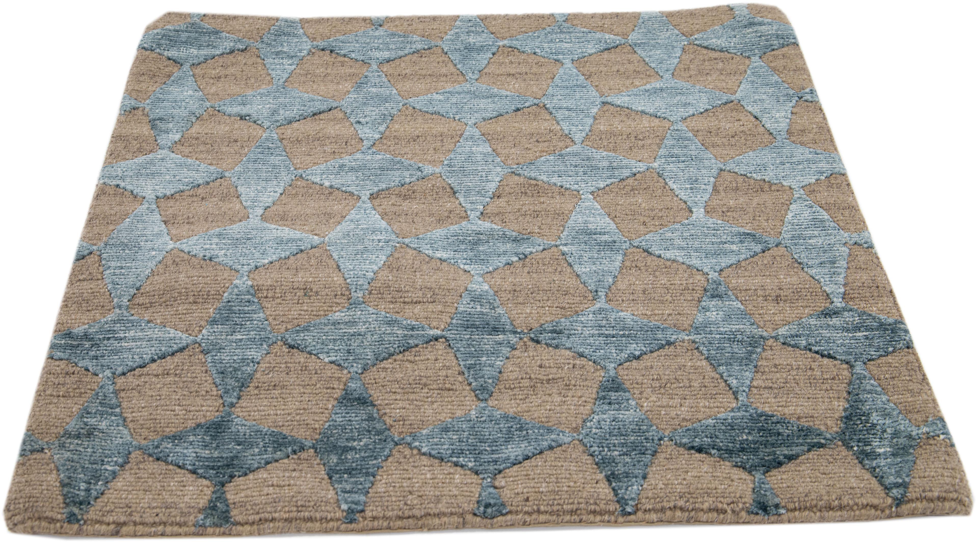 Moderner Brauner Handgefertigter Geometrischer Teppich aus Wolle (Nepalesisch) im Angebot