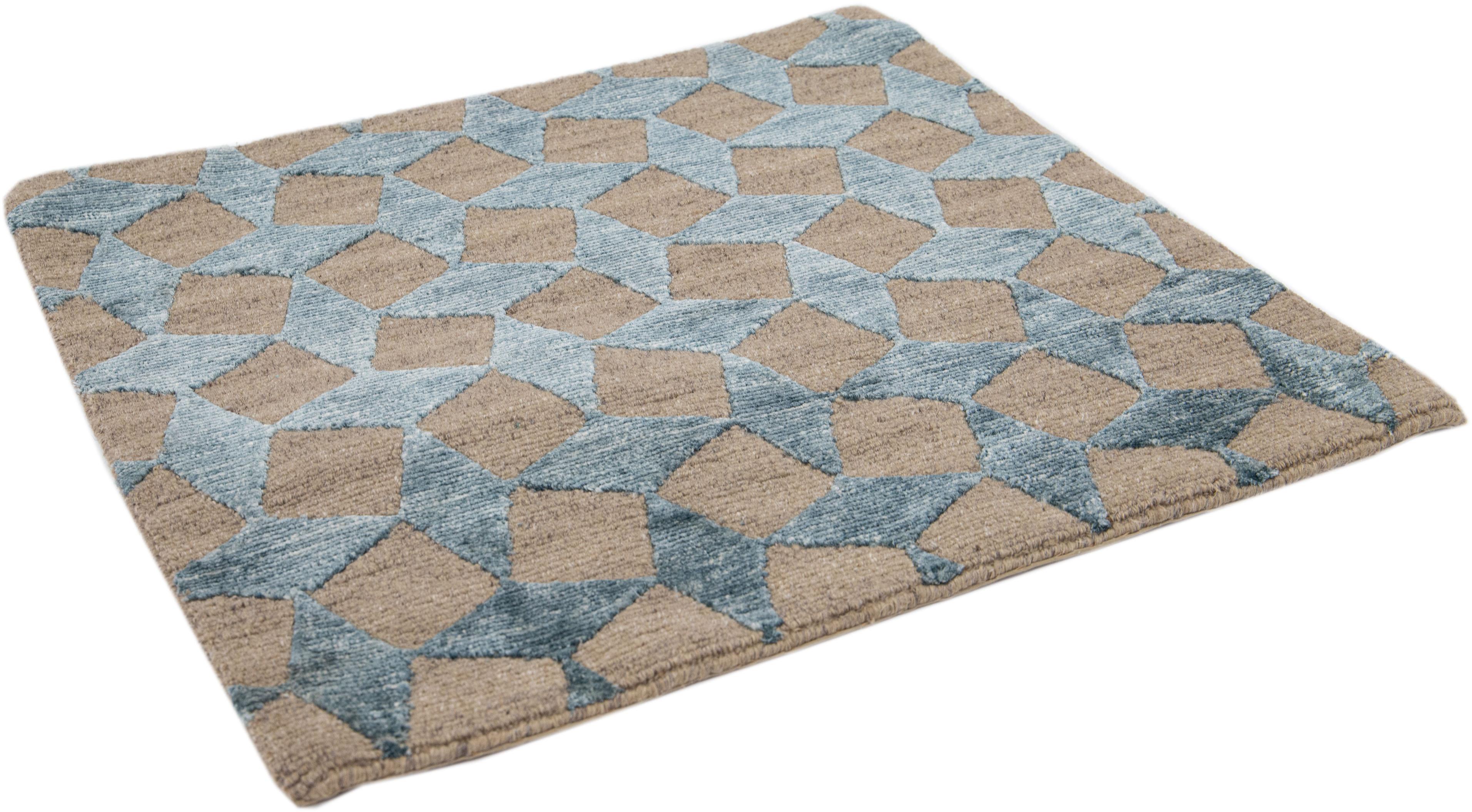 Moderner Brauner Handgefertigter Geometrischer Teppich aus Wolle im Zustand „Neu“ im Angebot in Norwalk, CT