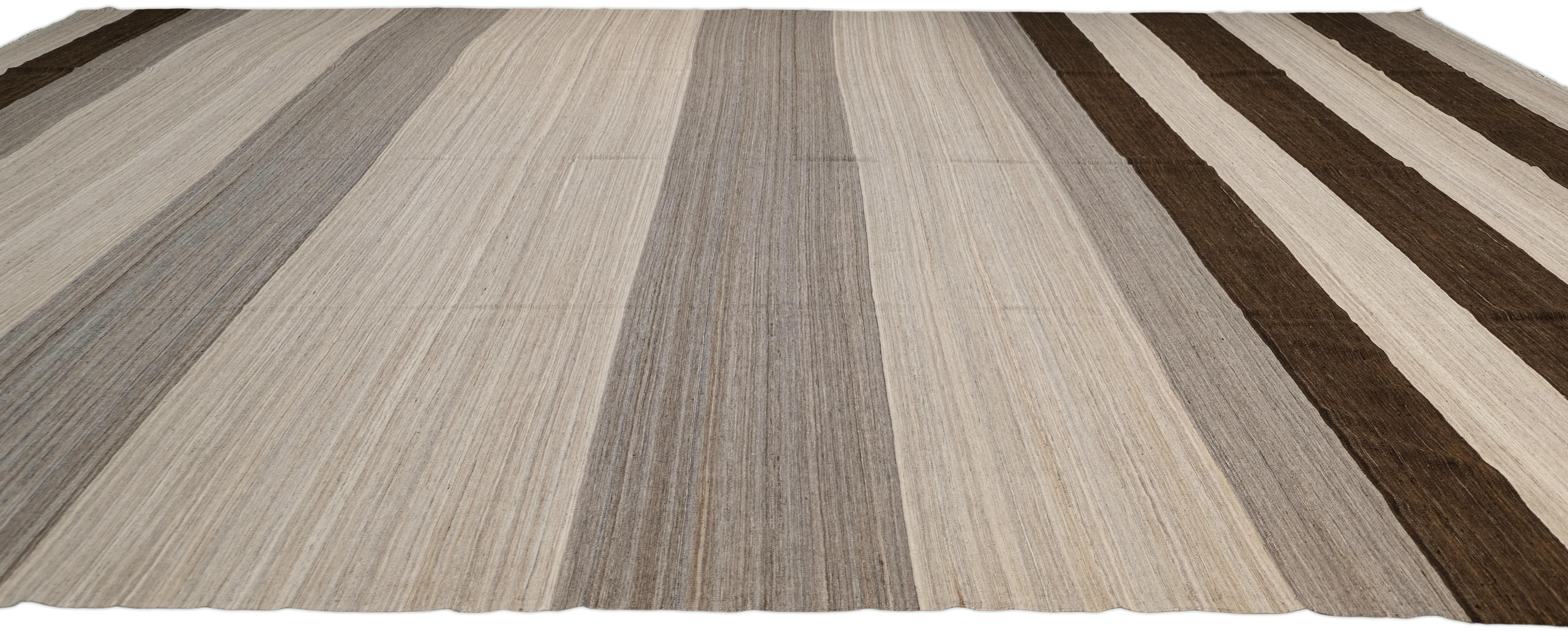 Moderne The Moderns Kilim en laine tissée à la main Brown, Ivory, and Gray 14'2''x20' en vente