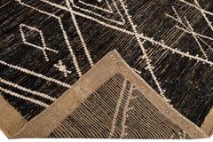 Moderner moderner brauner handgefertigter geometrischer Boho-Wollteppich im marokkanischen Stil