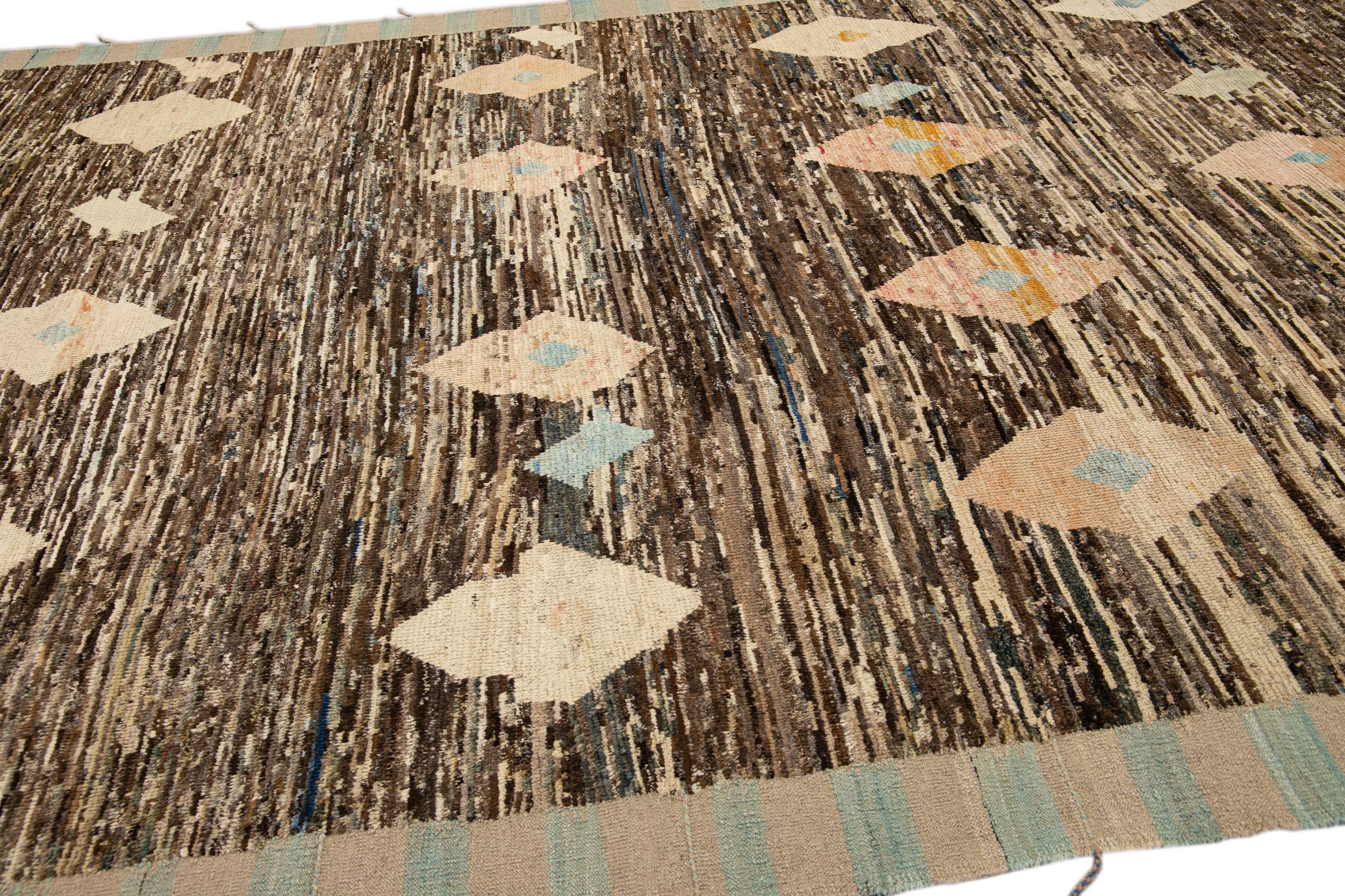 Bohème Tapis moderne en laine marron de style marocain, fait à la main, à motifs géométriques en vente