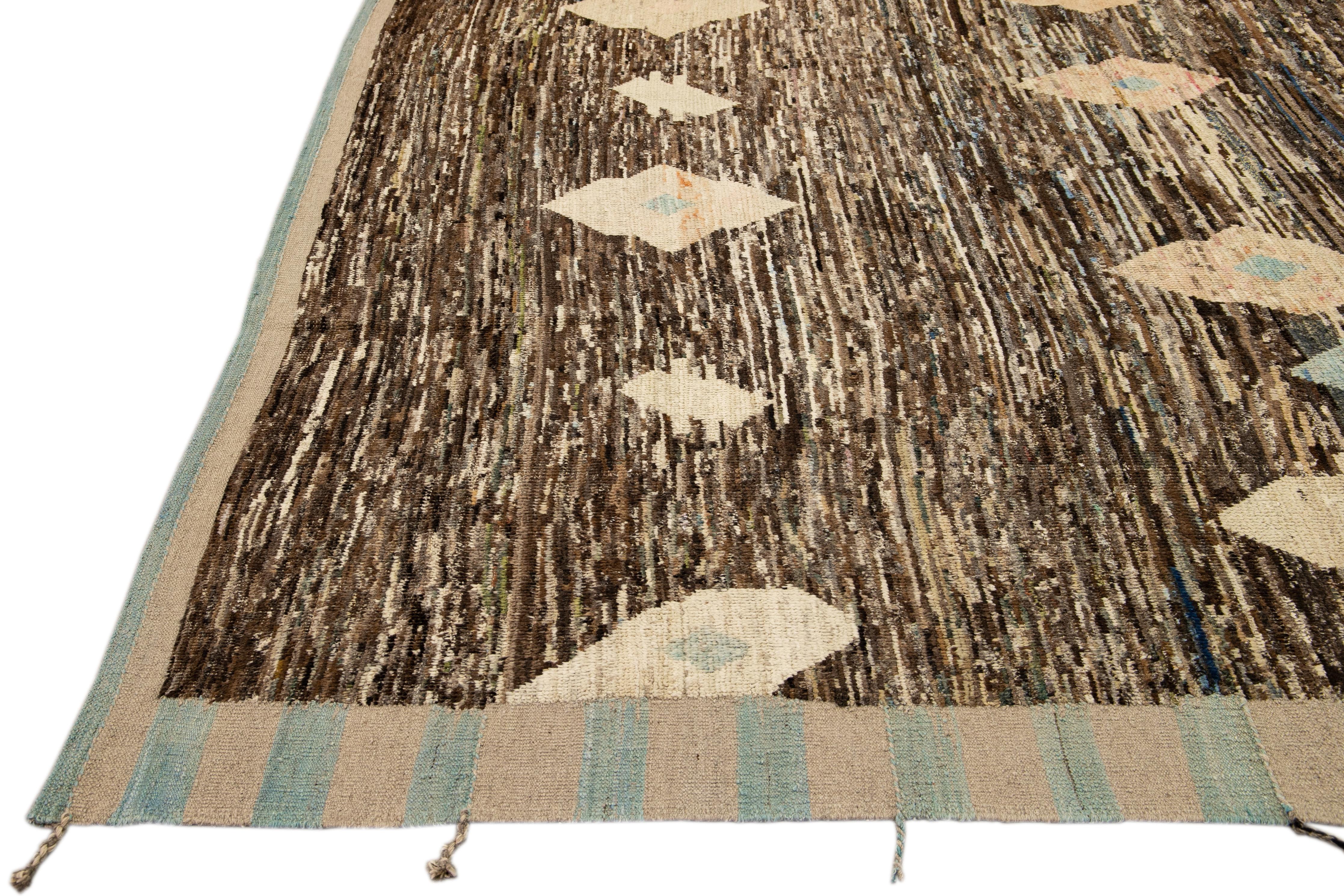 Afghan Tapis moderne en laine marron de style marocain, fait à la main, à motifs géométriques en vente