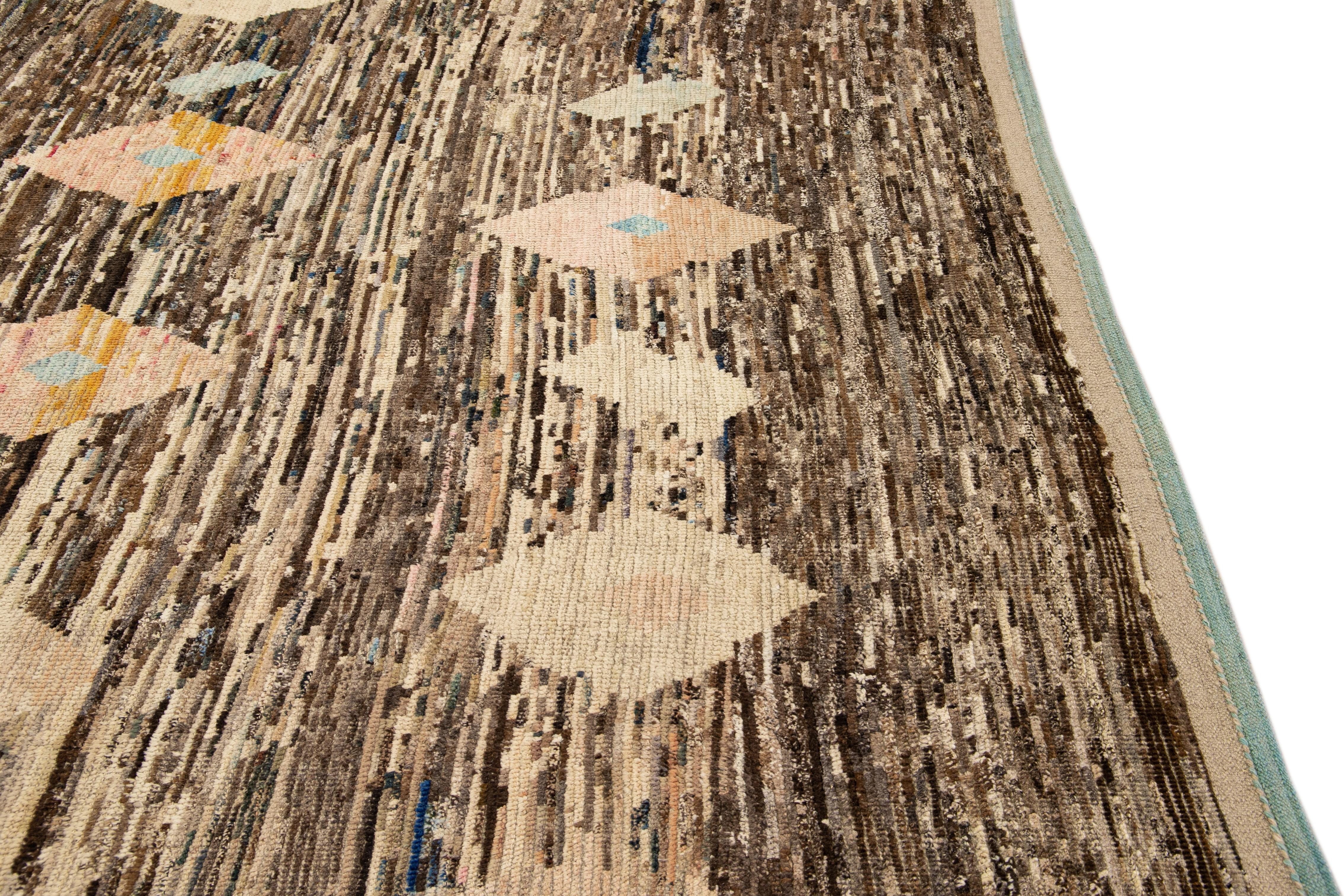 Noué à la main Tapis moderne en laine marron de style marocain, fait à la main, à motifs géométriques en vente