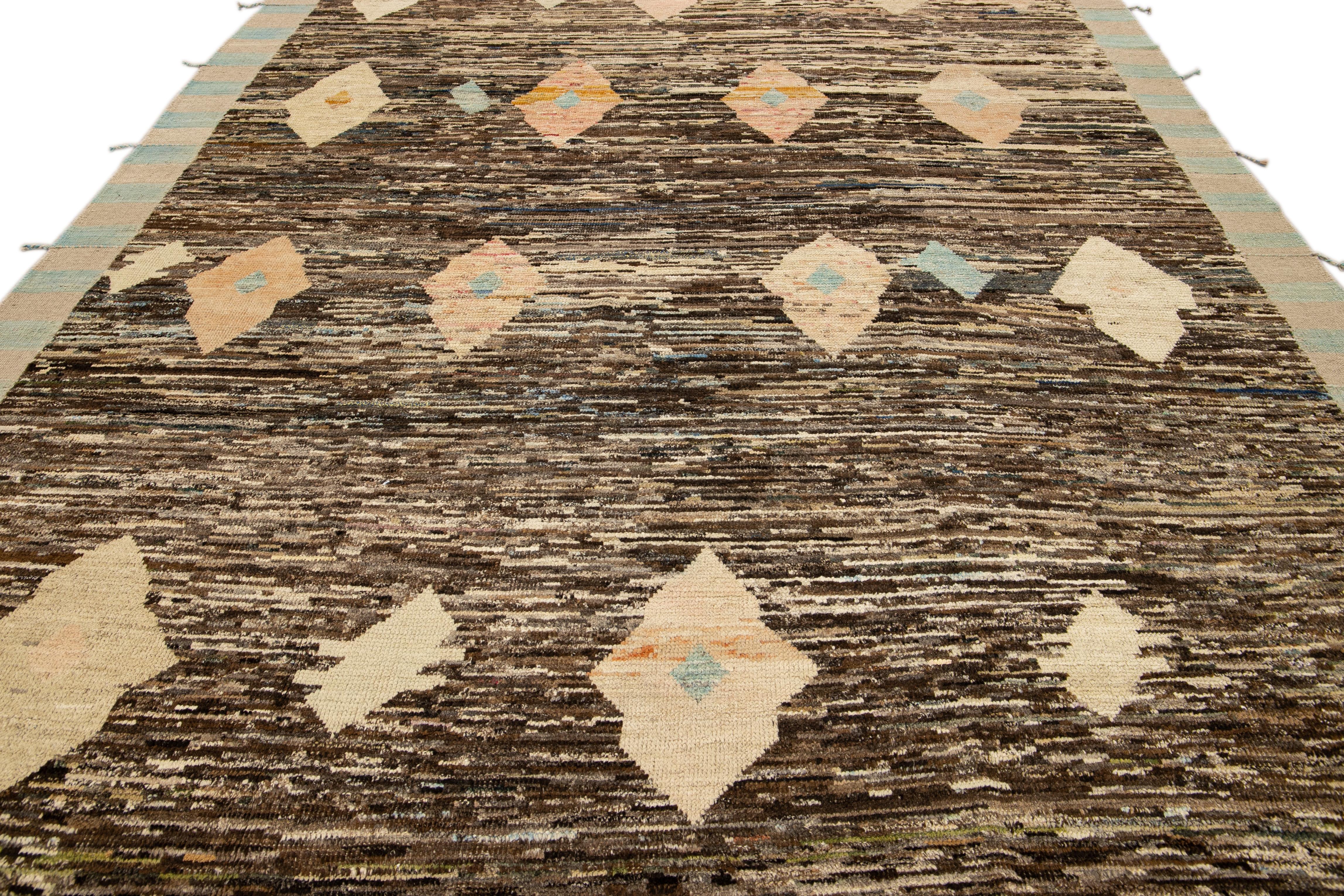 XXIe siècle et contemporain Tapis moderne en laine marron de style marocain, fait à la main, à motifs géométriques en vente