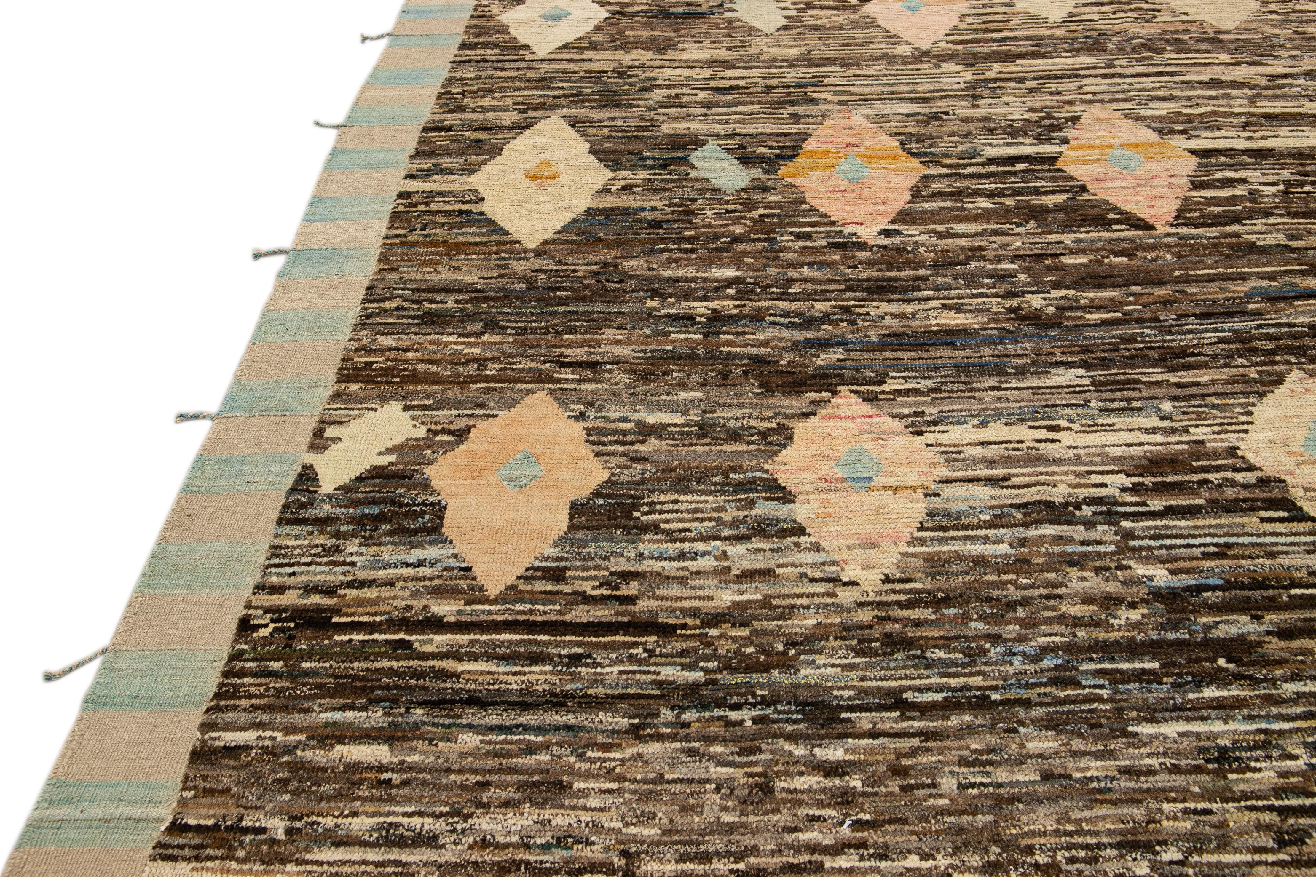 Laine Tapis moderne en laine marron de style marocain, fait à la main, à motifs géométriques en vente